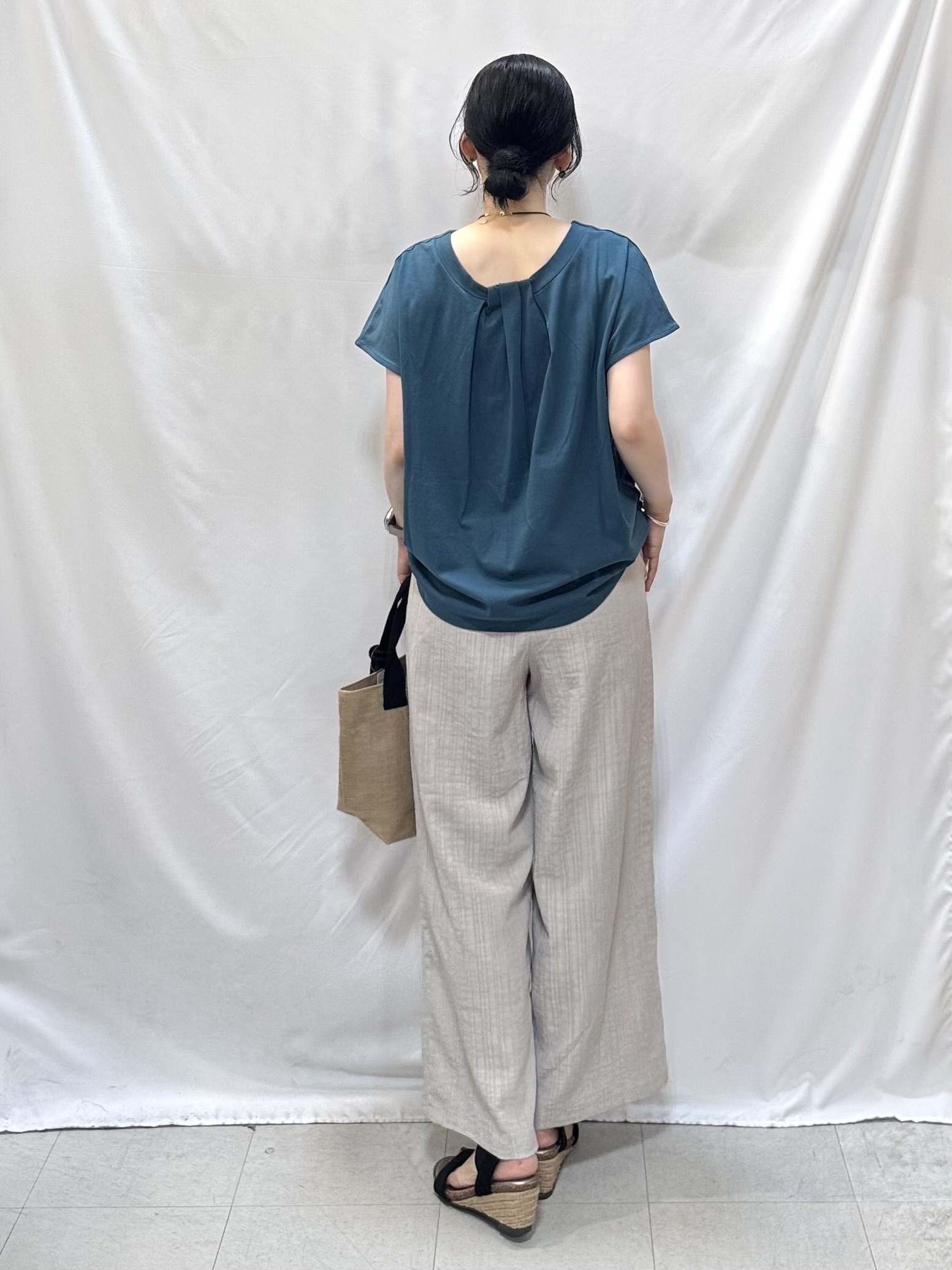 𝐇𝐢𝐫𝐨𝐦𝐢さんの「SHOO･LA･RUE｜【前後2WAY/S-LL/洗濯機可】楽に着られて好印象 やわらかトップス」を使ったコーディネート