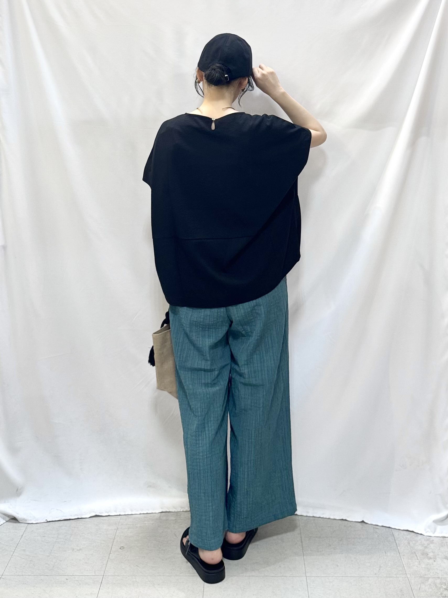 𝐇𝐢𝐫𝐨𝐦𝐢さんの「SHOO･LA･RUE｜【洗濯機可/セットアップ可】軽凛(かろりん) シンプル上品 切替コクーントップス」を使ったコーディネート