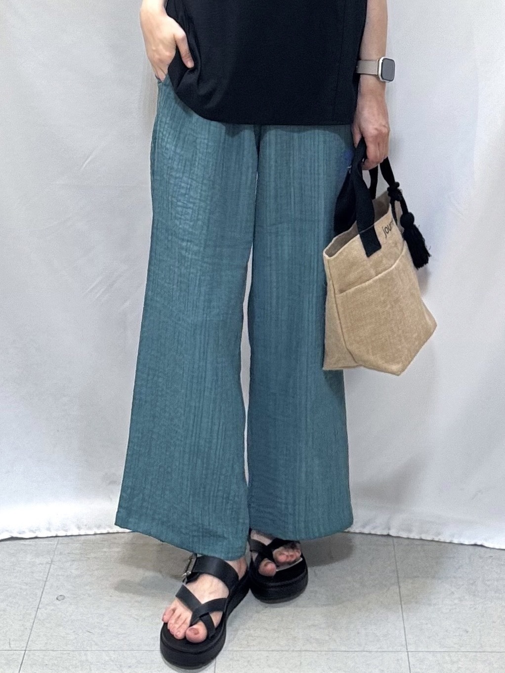𝐇𝐢𝐫𝐨𝐦𝐢さんの「SHOO･LA･RUE｜【洗濯機可/セットアップ可】軽凛(かろりん) シンプル上品 切替コクーントップス」を使ったコーディネート