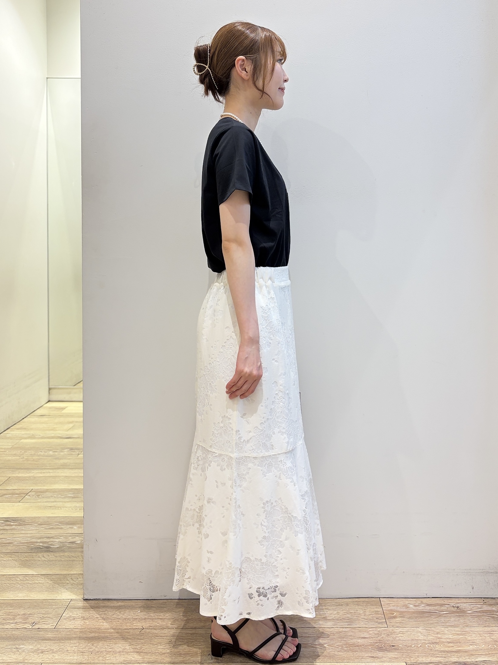 MOMOさんの「index｜【接触冷感／UVケア】裾レースロゴTシャツ《洗濯機OK／S-3L》」を使ったコーディネート