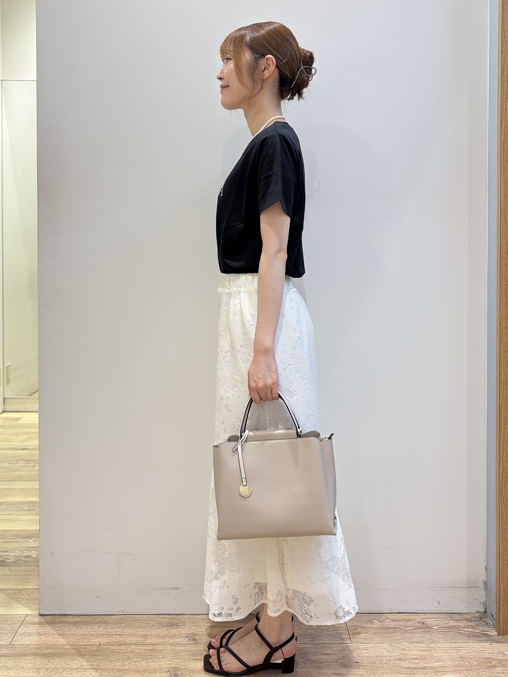 MOMOさんの「index｜【接触冷感／UVケア】裾レースロゴTシャツ《洗濯機OK／S-3L》」を使ったコーディネート