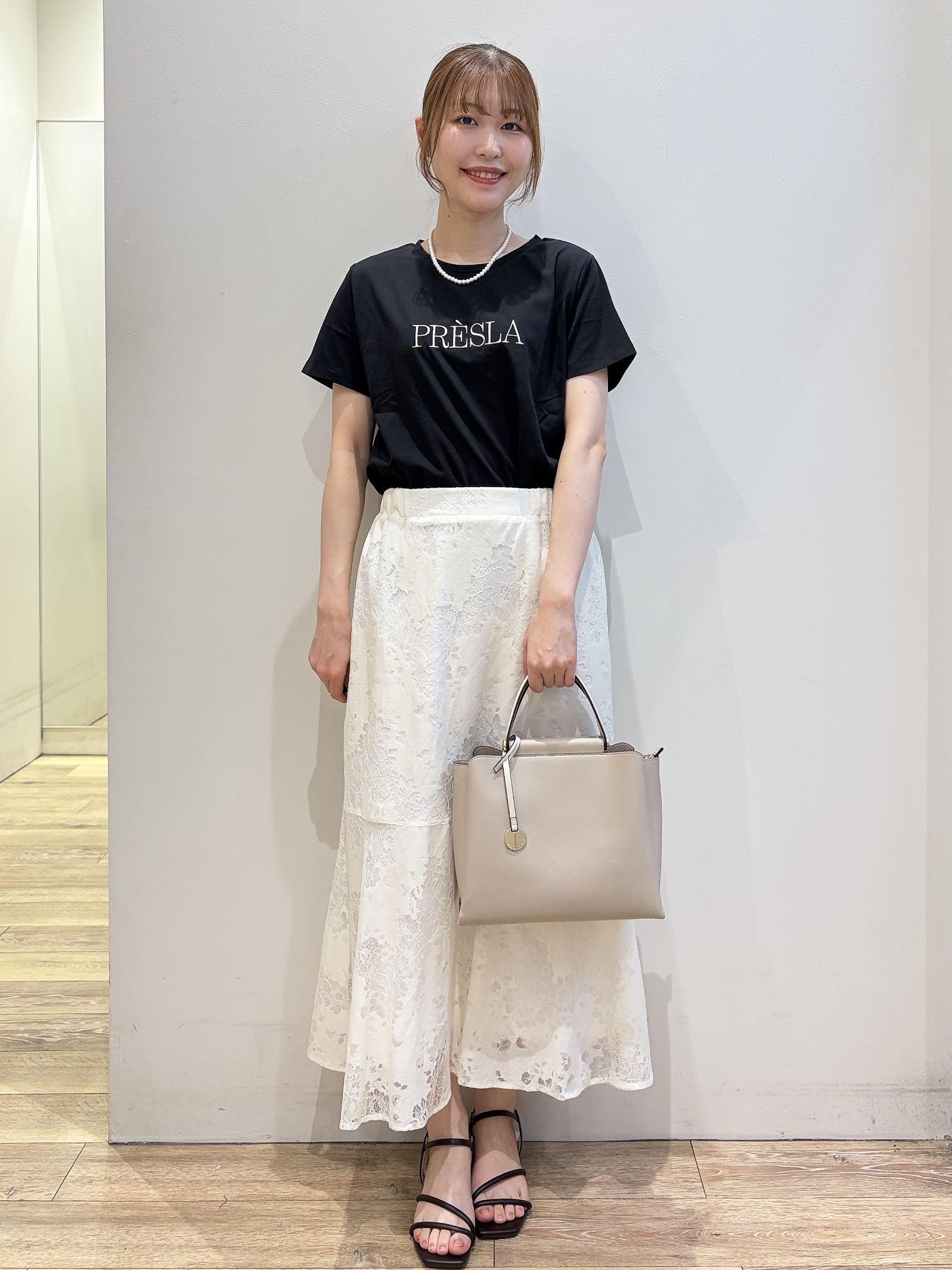 MOMOさんの「index｜【接触冷感／UVケア】裾レースロゴTシャツ《洗濯機OK／S-3L》」を使ったコーディネート