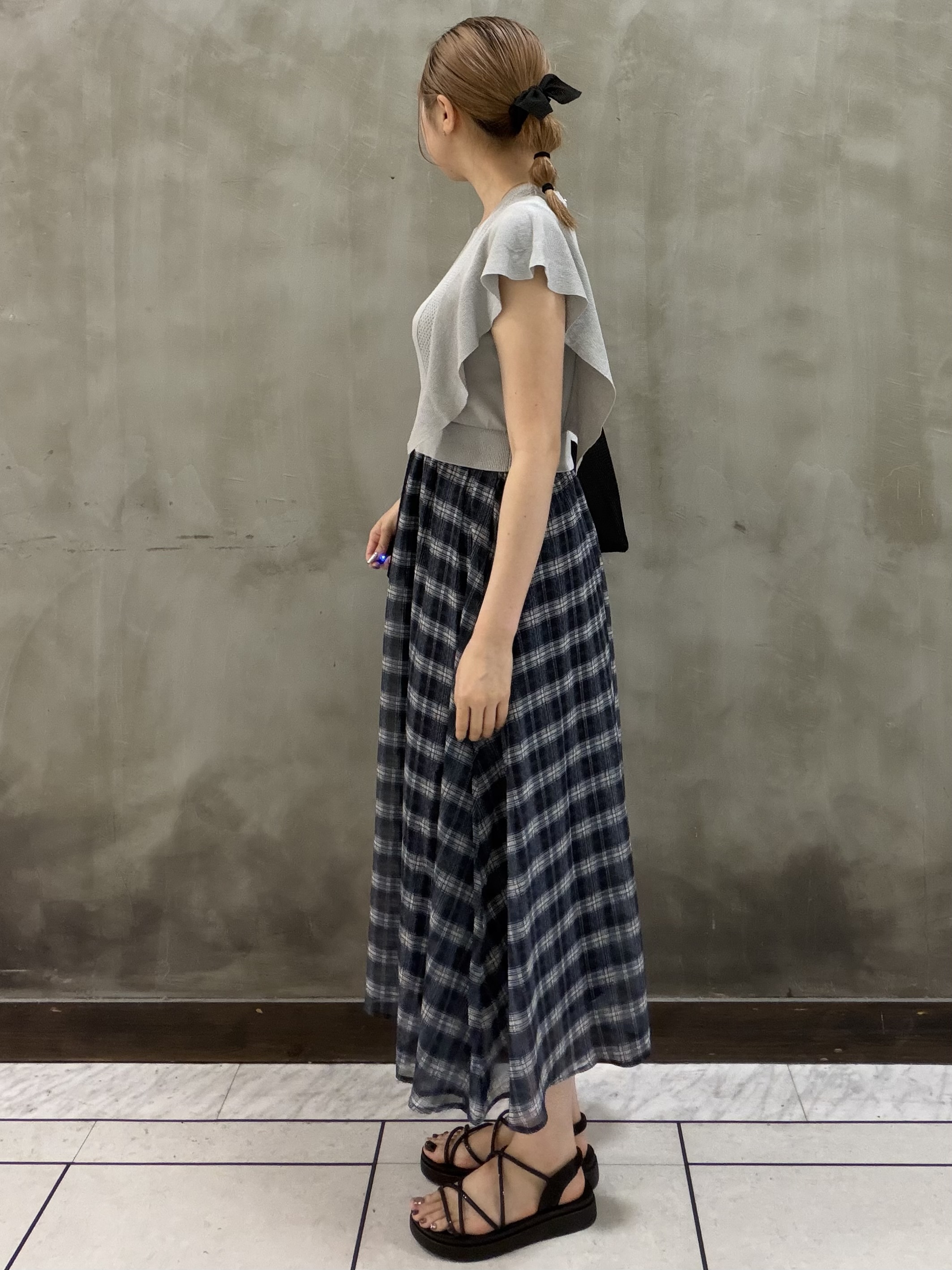 maiさんの「grove｜【低身長さんも選べる着丈・洗濯機◎】1枚で華やか 肩フリルニットドッキングワンピース」を使ったコーディネート