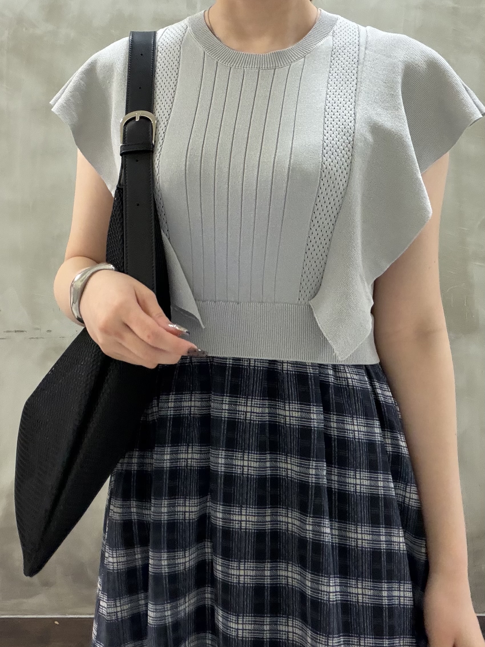 maiさんの「grove｜【低身長さんも選べる着丈・洗濯機◎】1枚で華やか 肩フリルニットドッキングワンピース」を使ったコーディネート