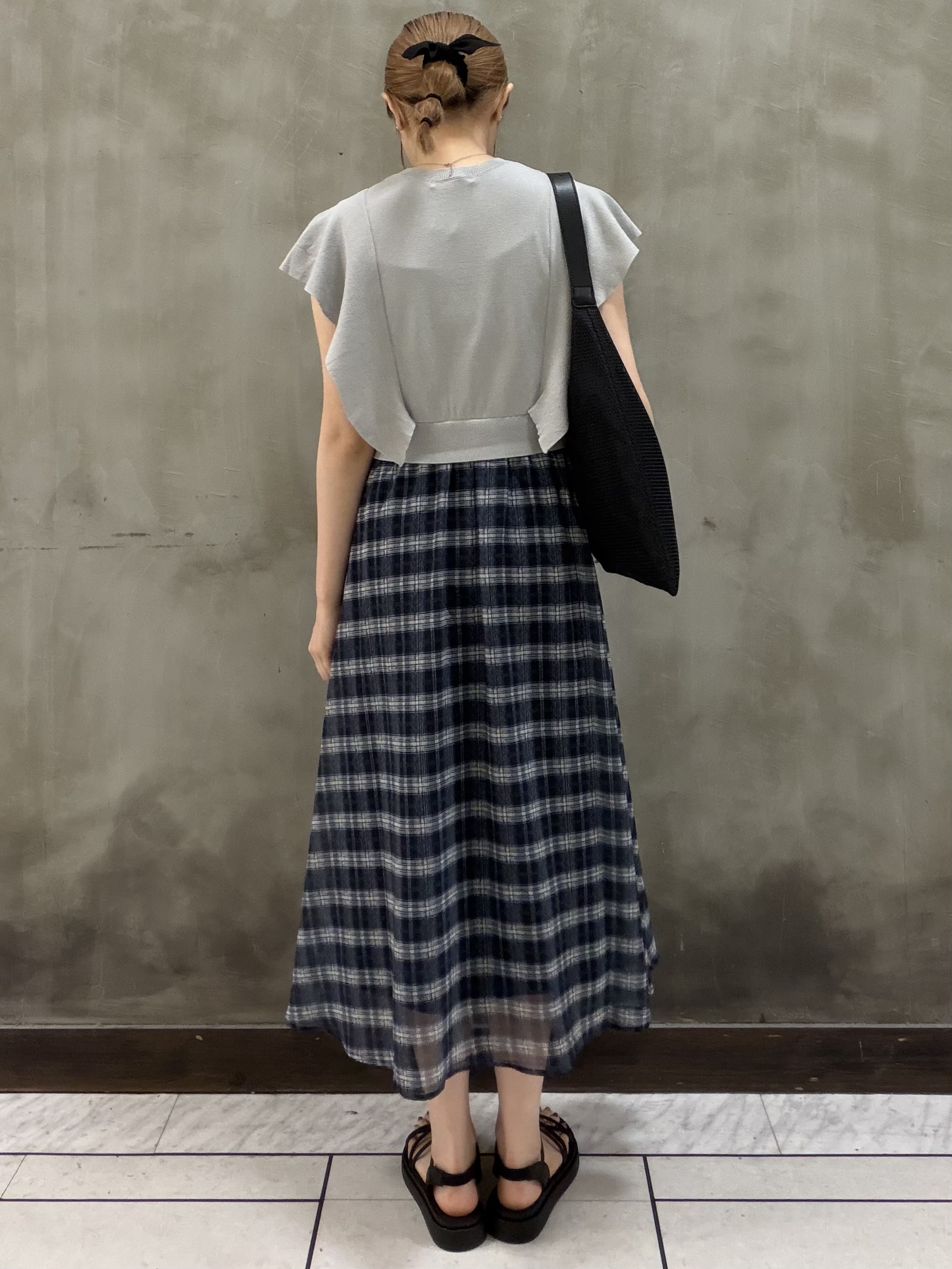 maiさんの「grove｜【低身長さんも選べる着丈・洗濯機◎】1枚で華やか 肩フリルニットドッキングワンピース」を使ったコーディネート