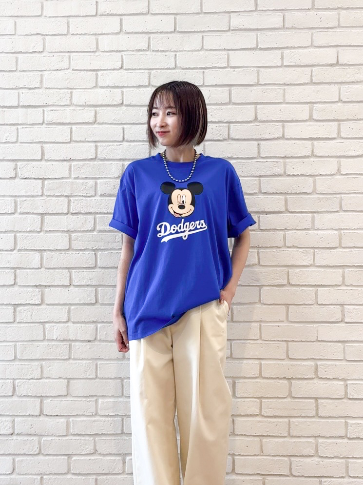 𝐜𝐡𝐢𝐤𝐚さんの「THE SHOP TK｜【Disney】【MLB】スペシャルデザイン半袖Tシャツ」を使ったコーディネート
