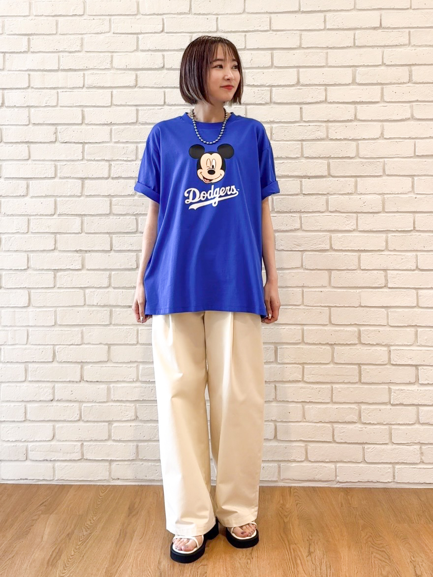 𝐜𝐡𝐢𝐤𝐚さんの「THE SHOP TK｜【Disney】【MLB】スペシャルデザイン半袖Tシャツ」を使ったコーディネート