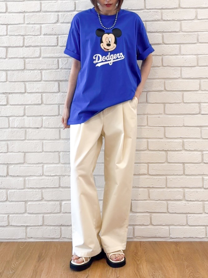 𝐜𝐡𝐢𝐤𝐚さんの「THE SHOP TK｜【Disney】【MLB】スペシャルデザイン半袖Tシャツ」を使ったコーディネート