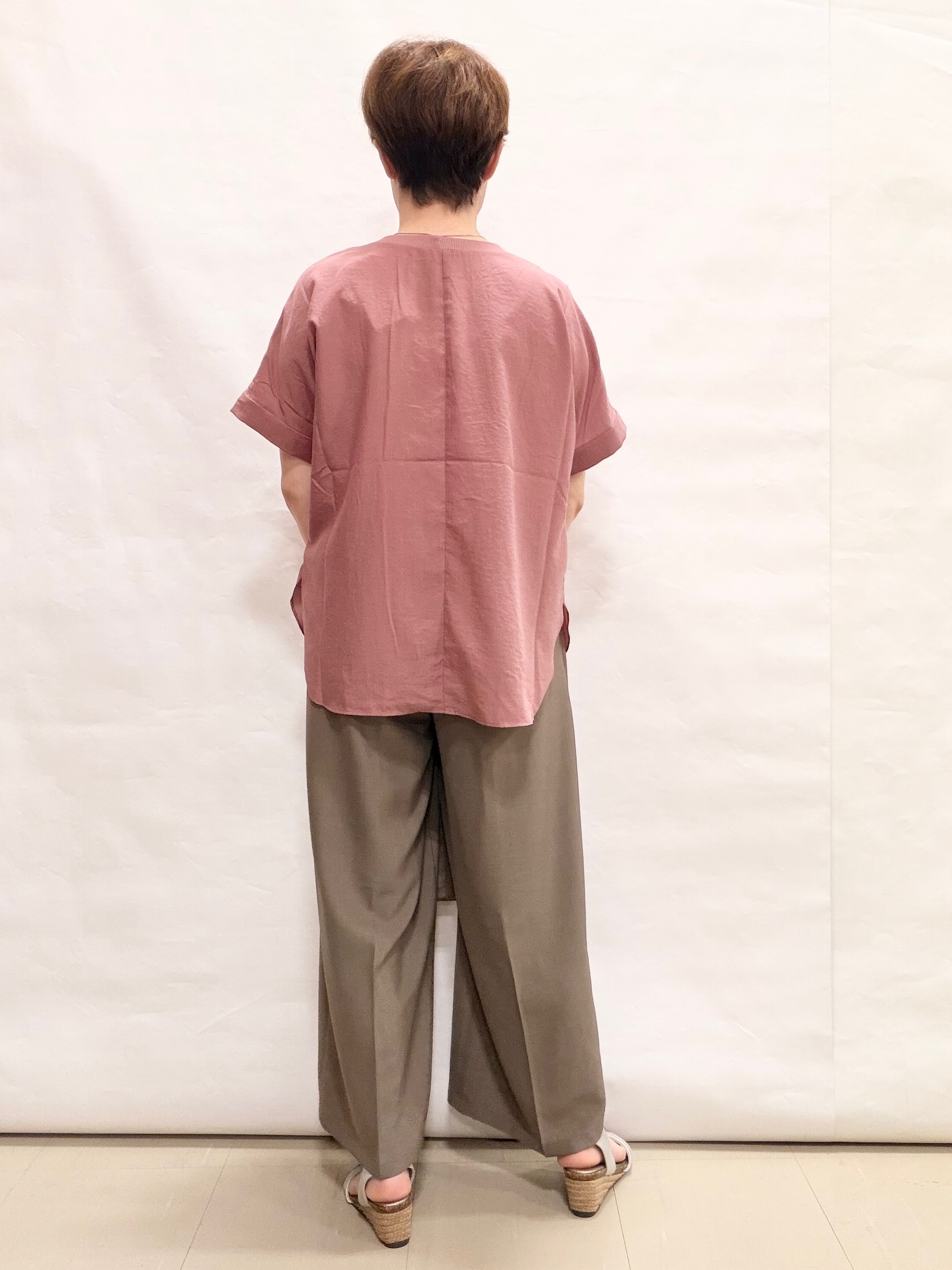 なっちゃんさんの「SHOO･LA･RUE｜【着丈選べる/体型カバー】洗濯後しわになりにくい さらっと快適ドルマントップス」を使ったコーディネート