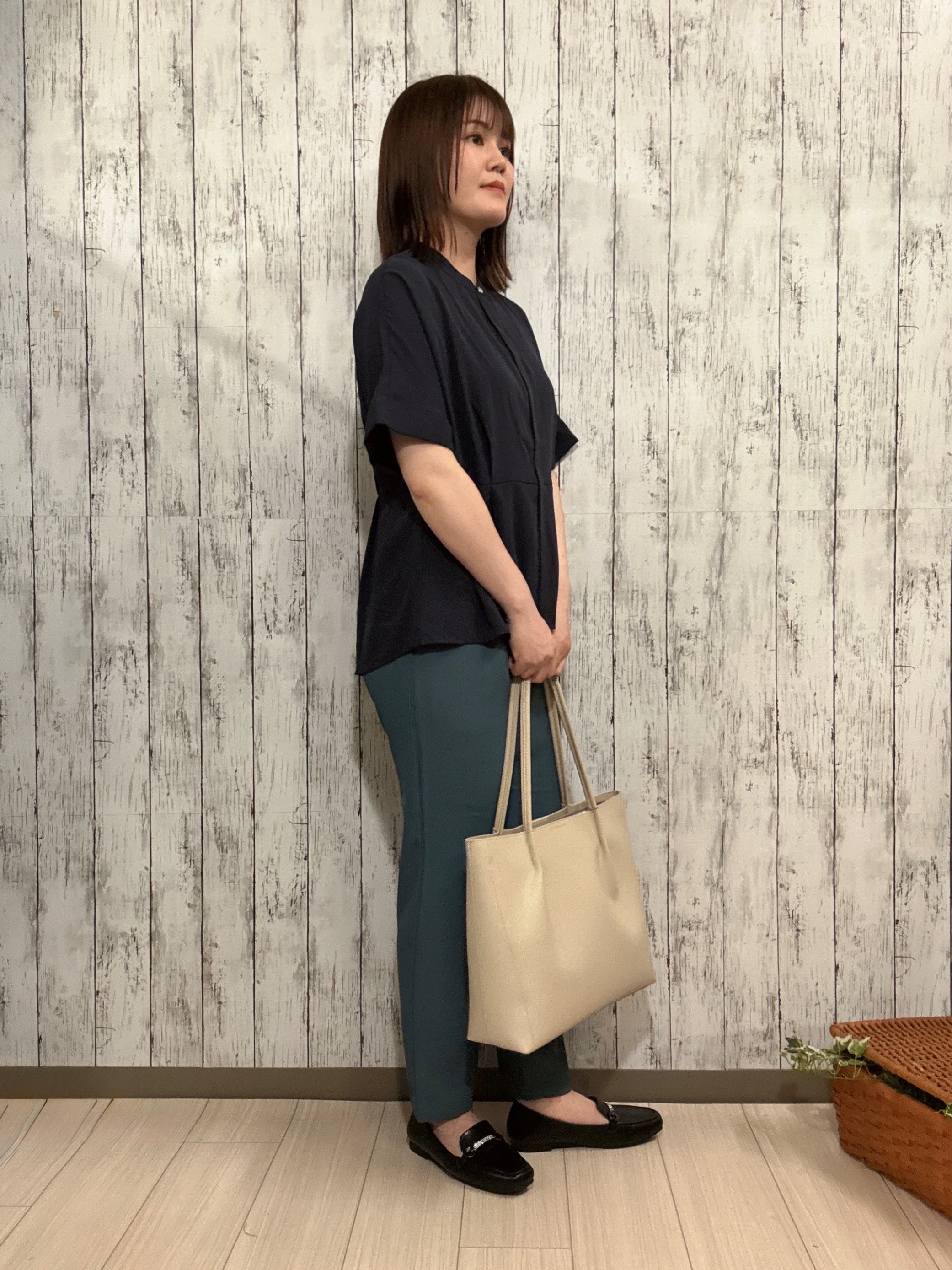 シカさんの「SHOO･LA･RUE｜【UV/通勤】洗濯後しわになりにくい インしない ウエストタックペプラムブラウス」を使ったコーディネート