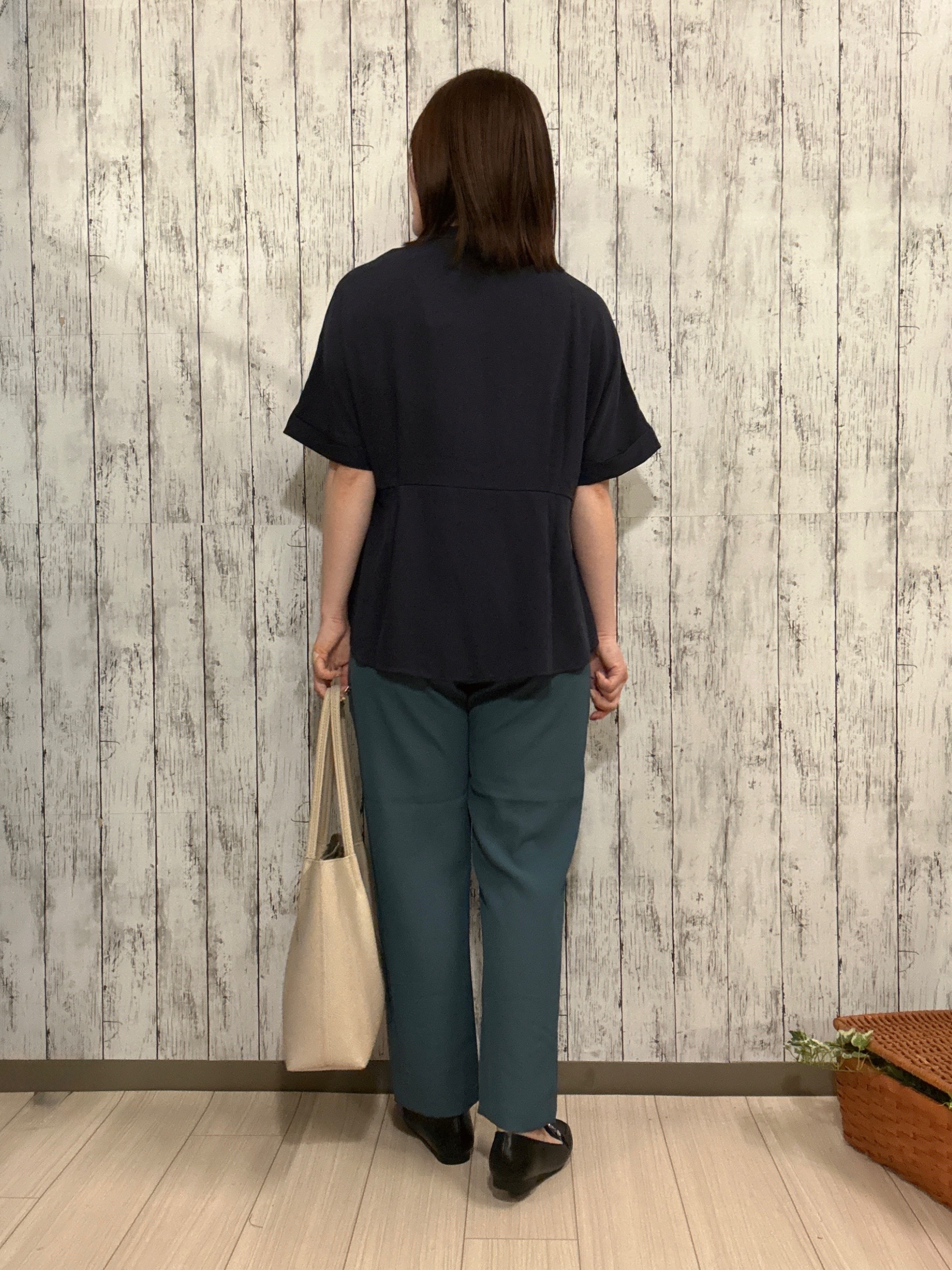 シカさんの「SHOO･LA･RUE｜【UV/通勤】洗濯後しわになりにくい インしない ウエストタックペプラムブラウス」を使ったコーディネート