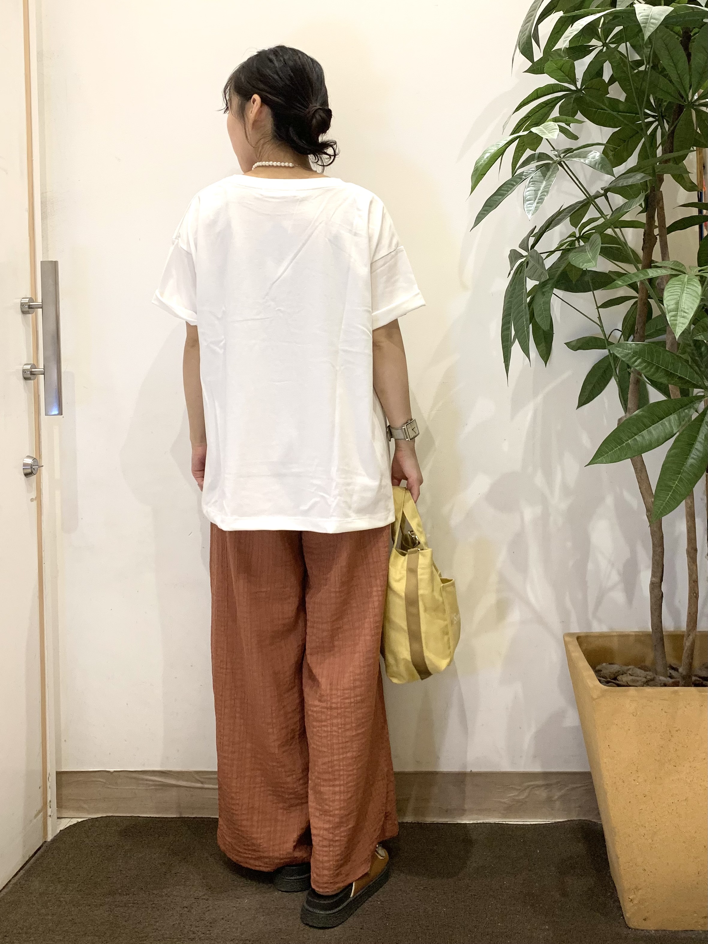 ちゃろさんの「SHOO･LA･RUE｜【ひんやり/体型カバー】プリントデザインが目を惹く 裾シャーリングTシャツ」を使ったコーディネート