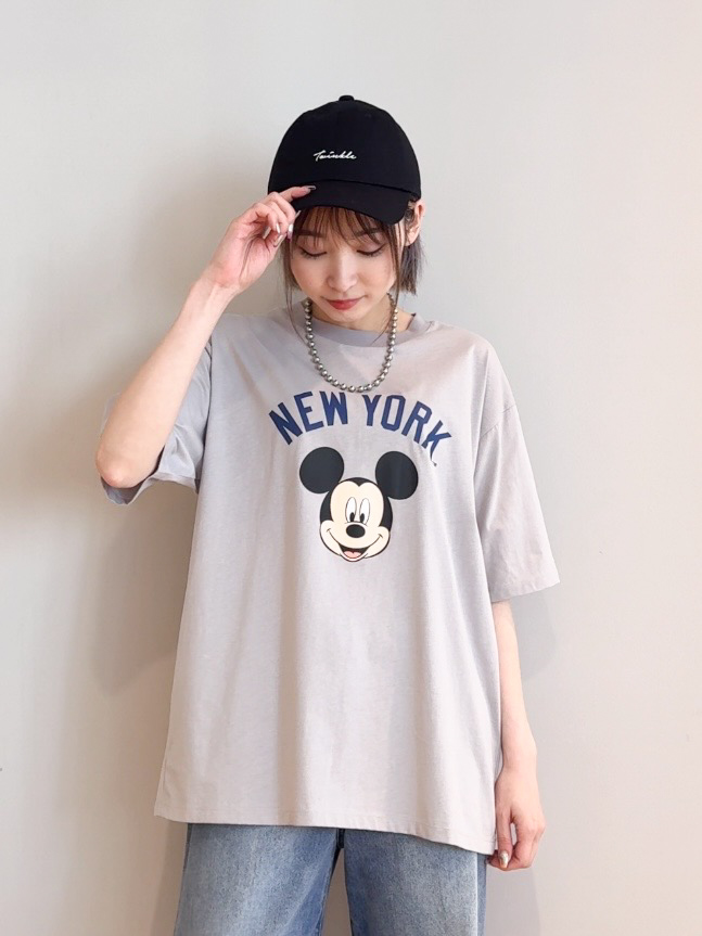 𝐜𝐡𝐢𝐤𝐚さんの「THE SHOP TK｜【Disney】【MLB】スペシャルデザイン半袖Tシャツ」を使ったコーディネート