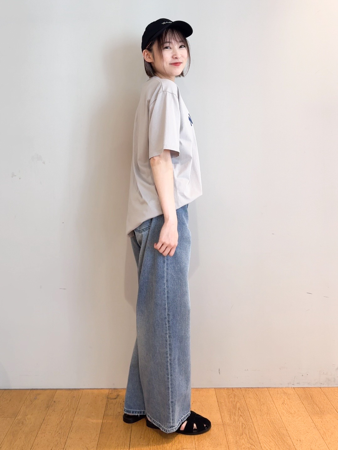 𝐜𝐡𝐢𝐤𝐚さんの「THE SHOP TK｜【Disney】【MLB】スペシャルデザイン半袖Tシャツ」を使ったコーディネート