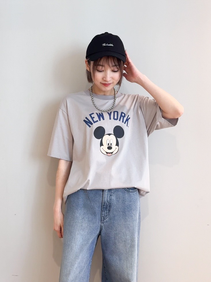 𝐜𝐡𝐢𝐤𝐚さんの「THE SHOP TK｜【Disney】【MLB】スペシャルデザイン半袖Tシャツ」を使ったコーディネート