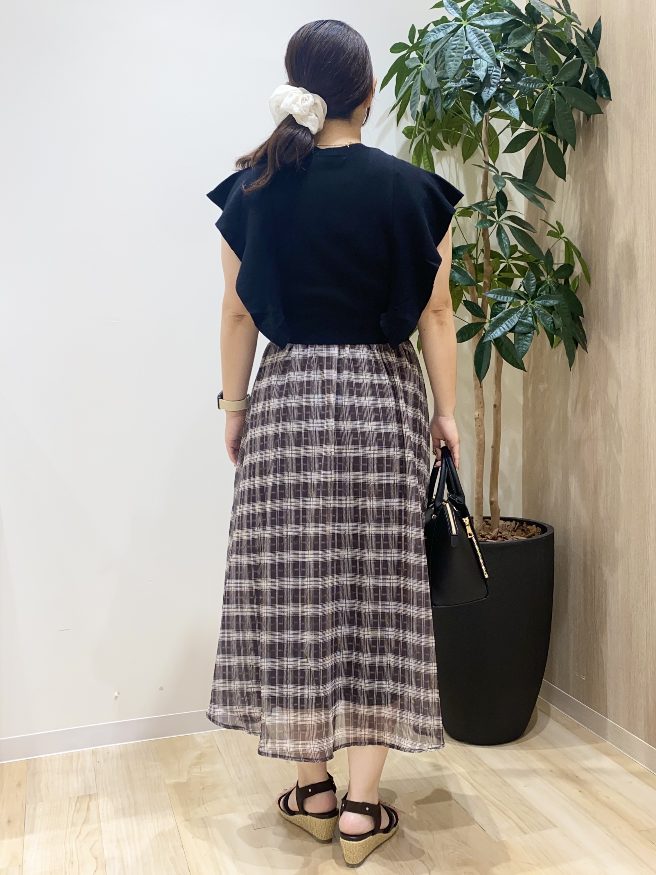 HANAさんの「grove｜【低身長さんも選べる着丈・洗濯機◎】1枚で華やか 肩フリルニットドッキングワンピース」を使ったコーディネート