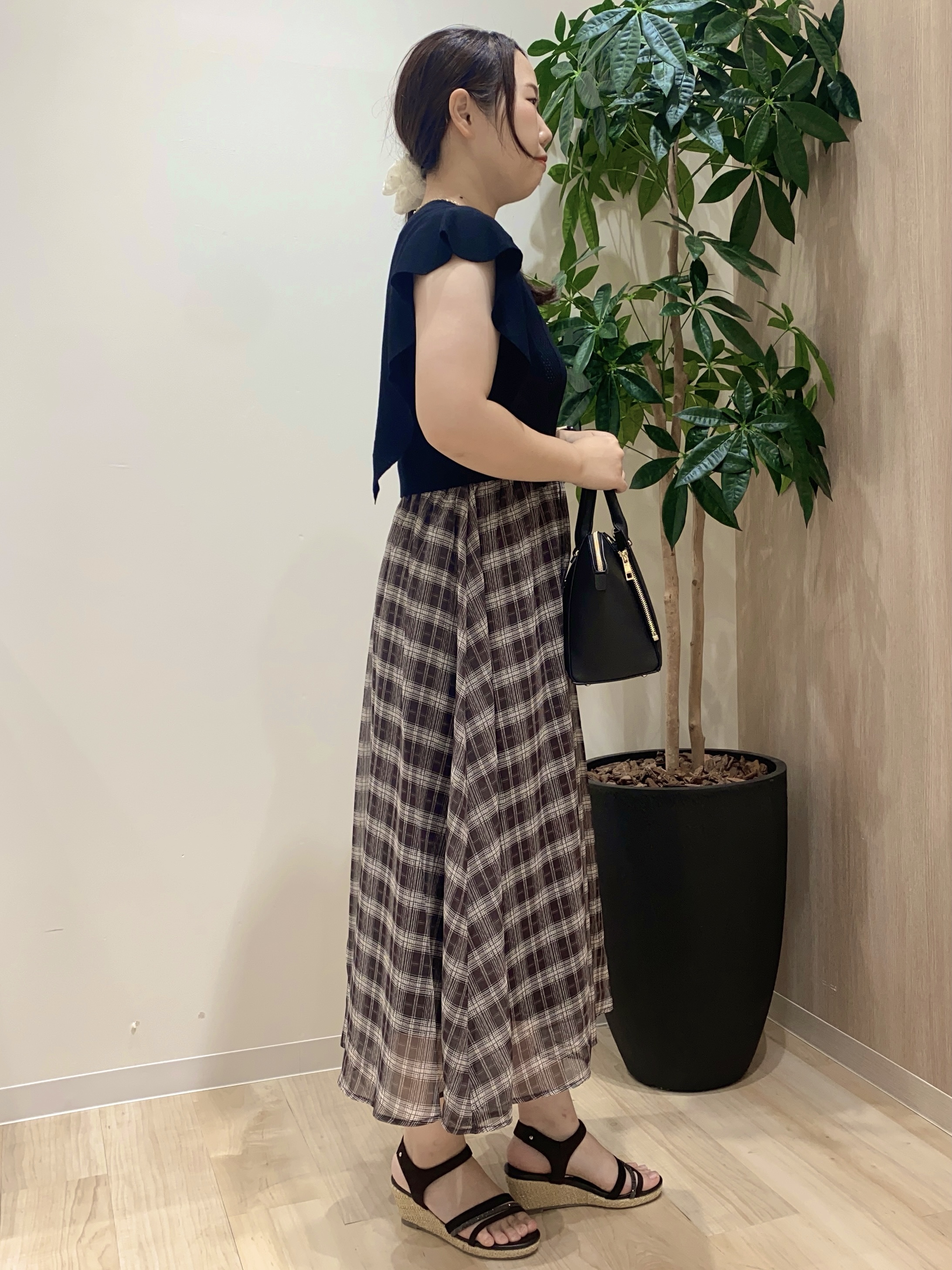 HANAさんの「grove｜【低身長さんも選べる着丈・洗濯機◎】1枚で華やか 肩フリルニットドッキングワンピース」を使ったコーディネート