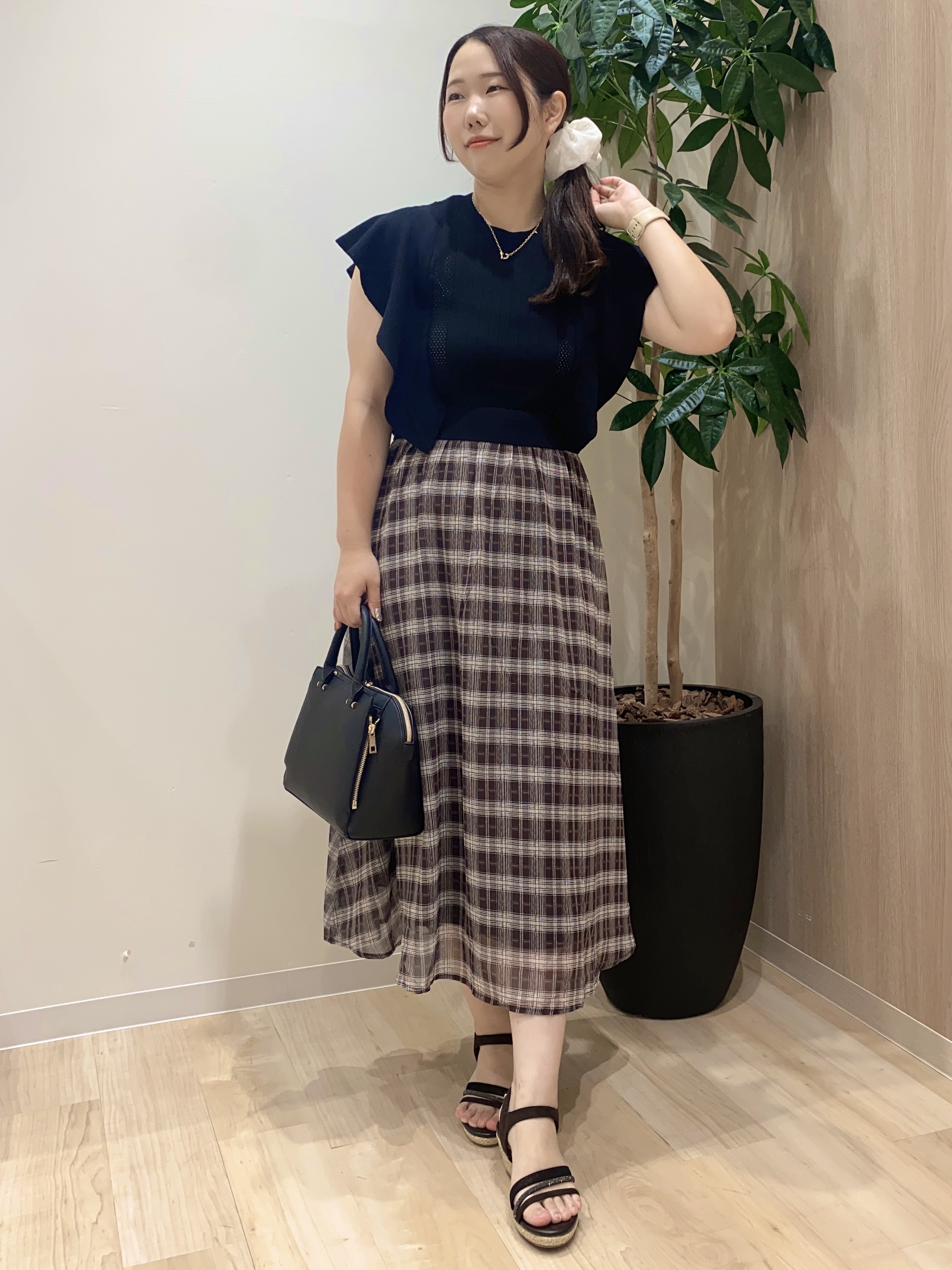 HANAさんの「grove｜【低身長さんも選べる着丈・洗濯機◎】1枚で華やか 肩フリルニットドッキングワンピース」を使ったコーディネート
