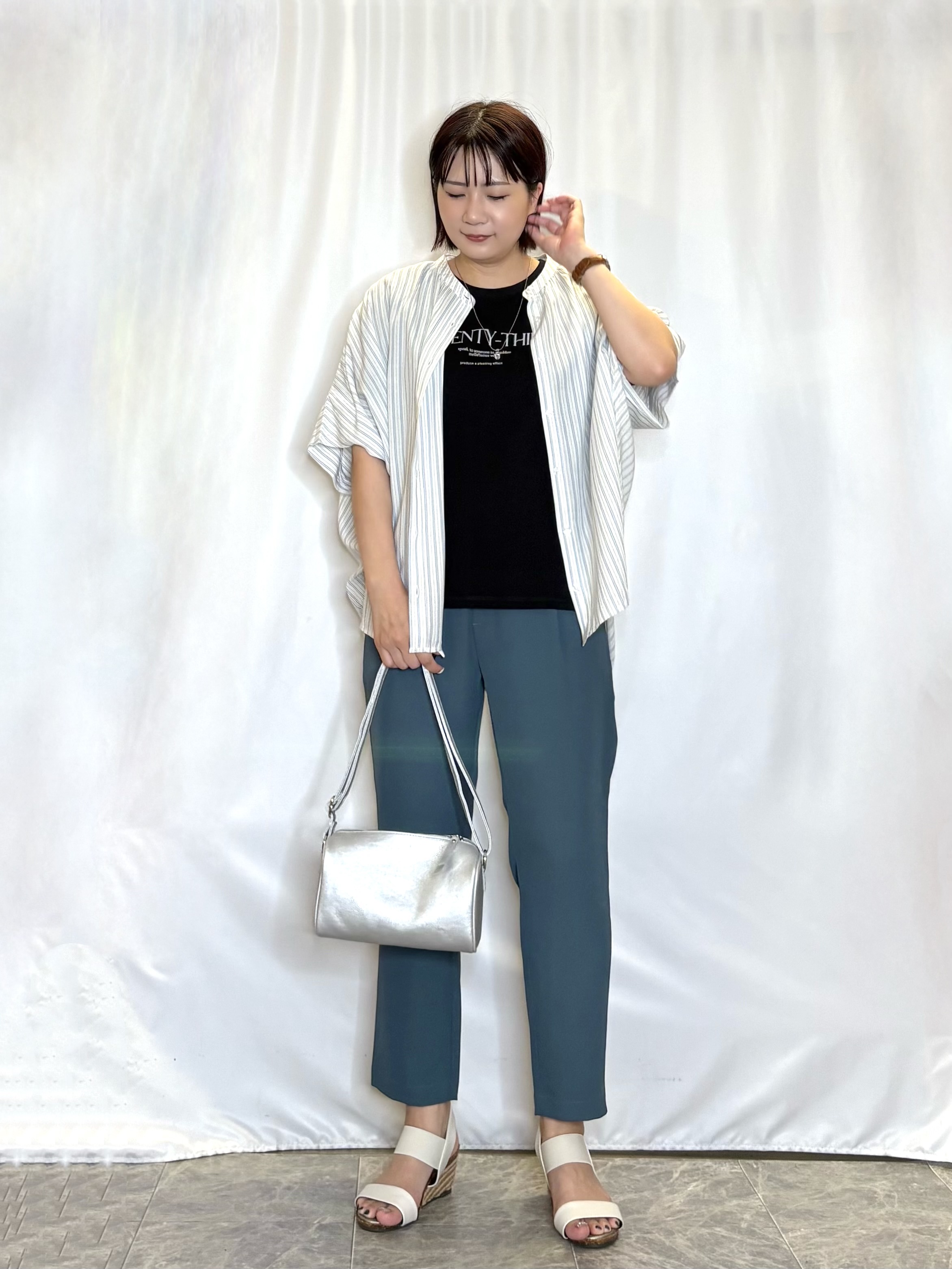 ネリさんの「SHOO･LA･RUE｜【洗濯機可/体型カバー】二の腕隠れる ゆるっとドルマンバンドカラーシャツ」を使ったコーディネート