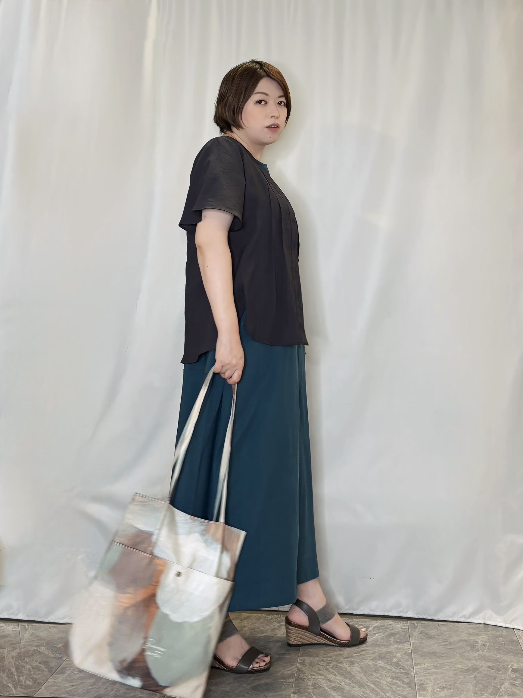 たみさんの「SHOO･LA･RUE｜【セットアップ可/洗濯機可】サラっと着られる 麻調Ⅴネックタックブラウス」を使ったコーディネート