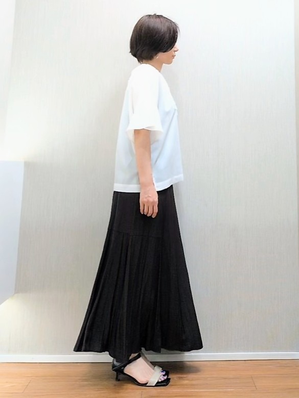 ミズタさんの「UNTITLED｜【接触冷感/通気性/洗える】Vネックフリルブラウス」を使ったコーディネート