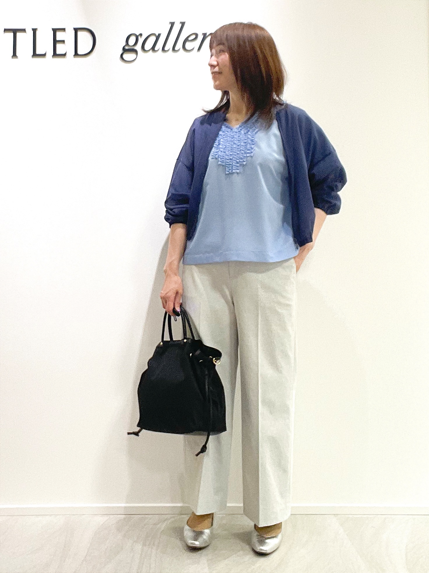 めいさんの「UNTITLED｜【接触冷感/通気性/洗える】Vネックフリルブラウス」を使ったコーディネート