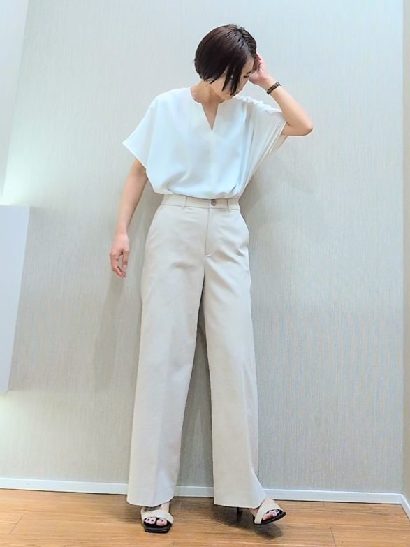 ミズタさんの「UNTITLED｜【UV/接触冷感/セットアップ可】リラクシーキーVネックブラウス」を使ったコーディネート