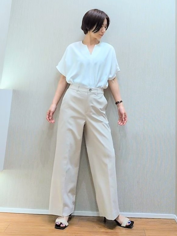 ミズタさんの「UNTITLED｜【UV/接触冷感/セットアップ可】リラクシーキーVネックブラウス」を使ったコーディネート