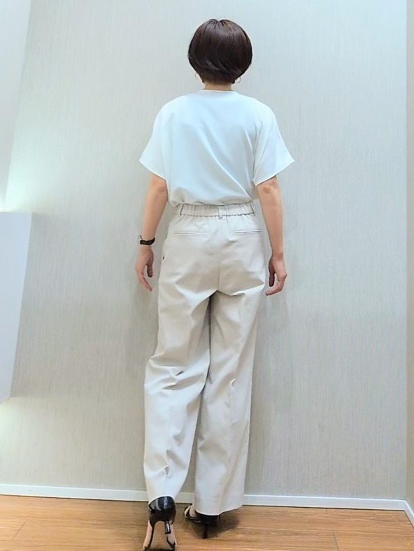 ミズタさんの「UNTITLED｜【UV/接触冷感/セットアップ可】リラクシーキーVネックブラウス」を使ったコーディネート