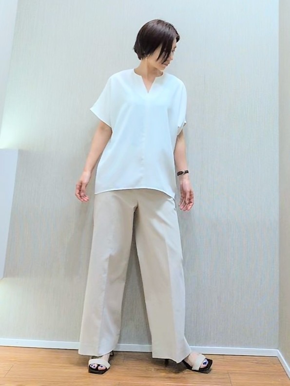 ミズタさんの「UNTITLED｜【UV/接触冷感/セットアップ可】リラクシーキーVネックブラウス」を使ったコーディネート