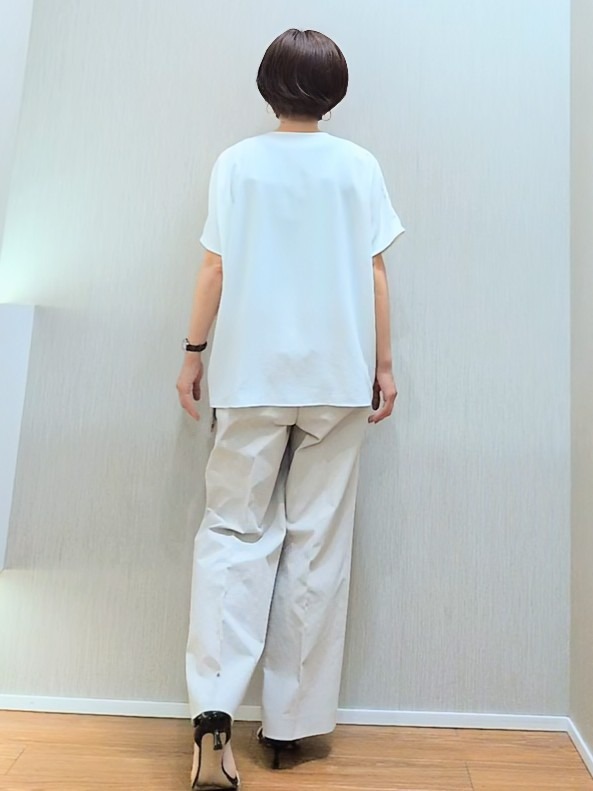 ミズタさんの「UNTITLED｜【UV/接触冷感/セットアップ可】リラクシーキーVネックブラウス」を使ったコーディネート