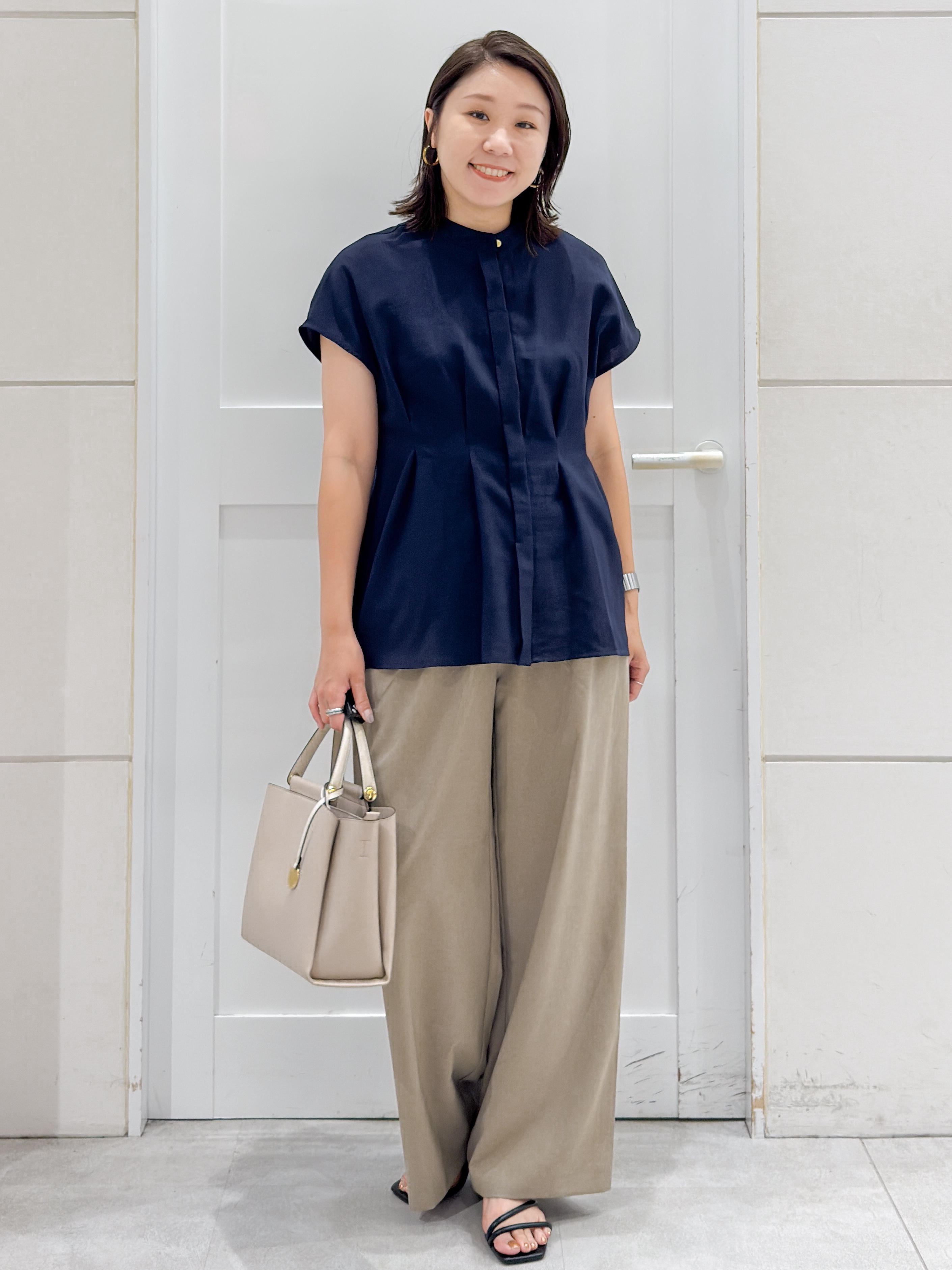 yuka.aさんの「OPAQUE.CLIP｜【接触冷感／吸水速乾】リネンライク タックフレンチスリーブブラウス《洗濯機OK》」を使ったコーディネート
