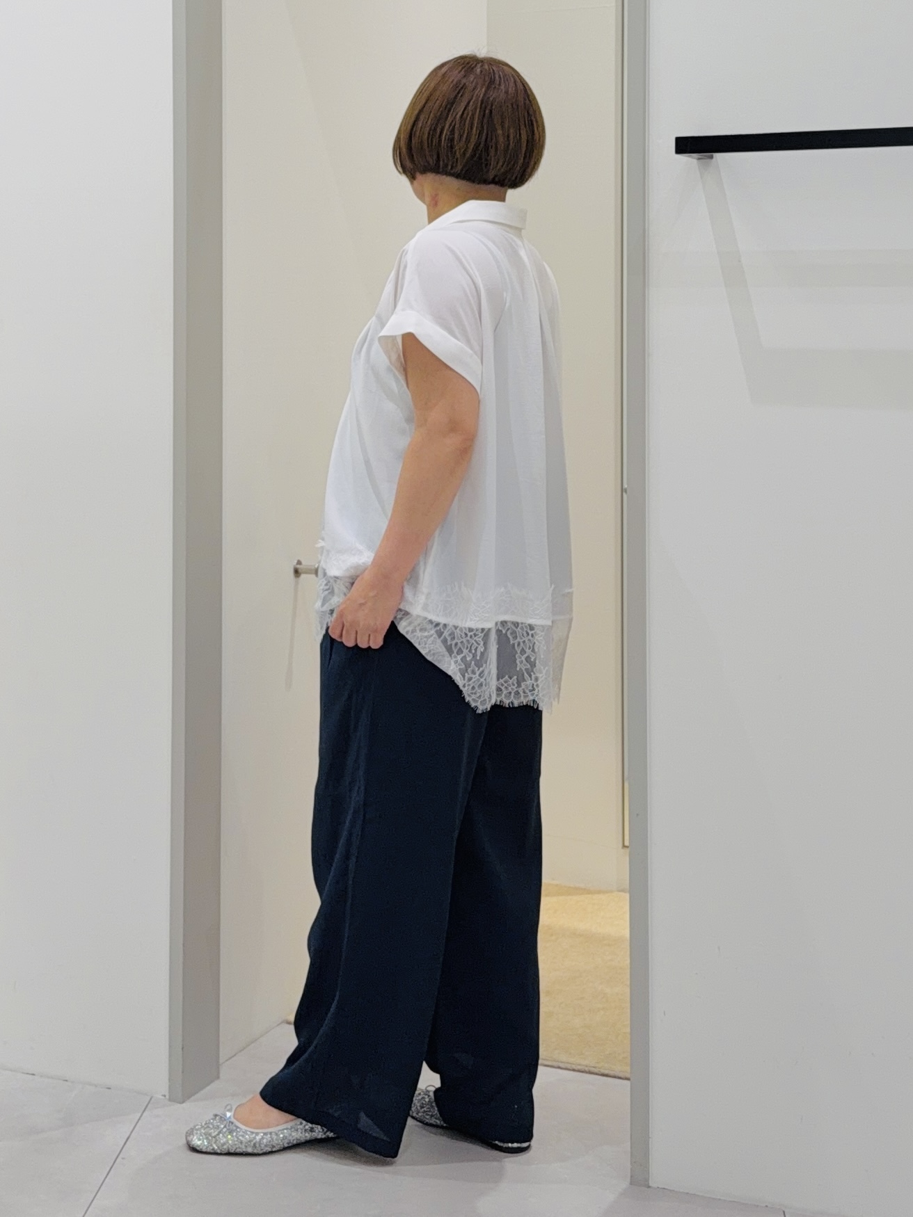 タナさんの「THE SHOP TK｜【ひんやり/体型カバー】裾レース切り替え スキッパーシャツ」を使ったコーディネート