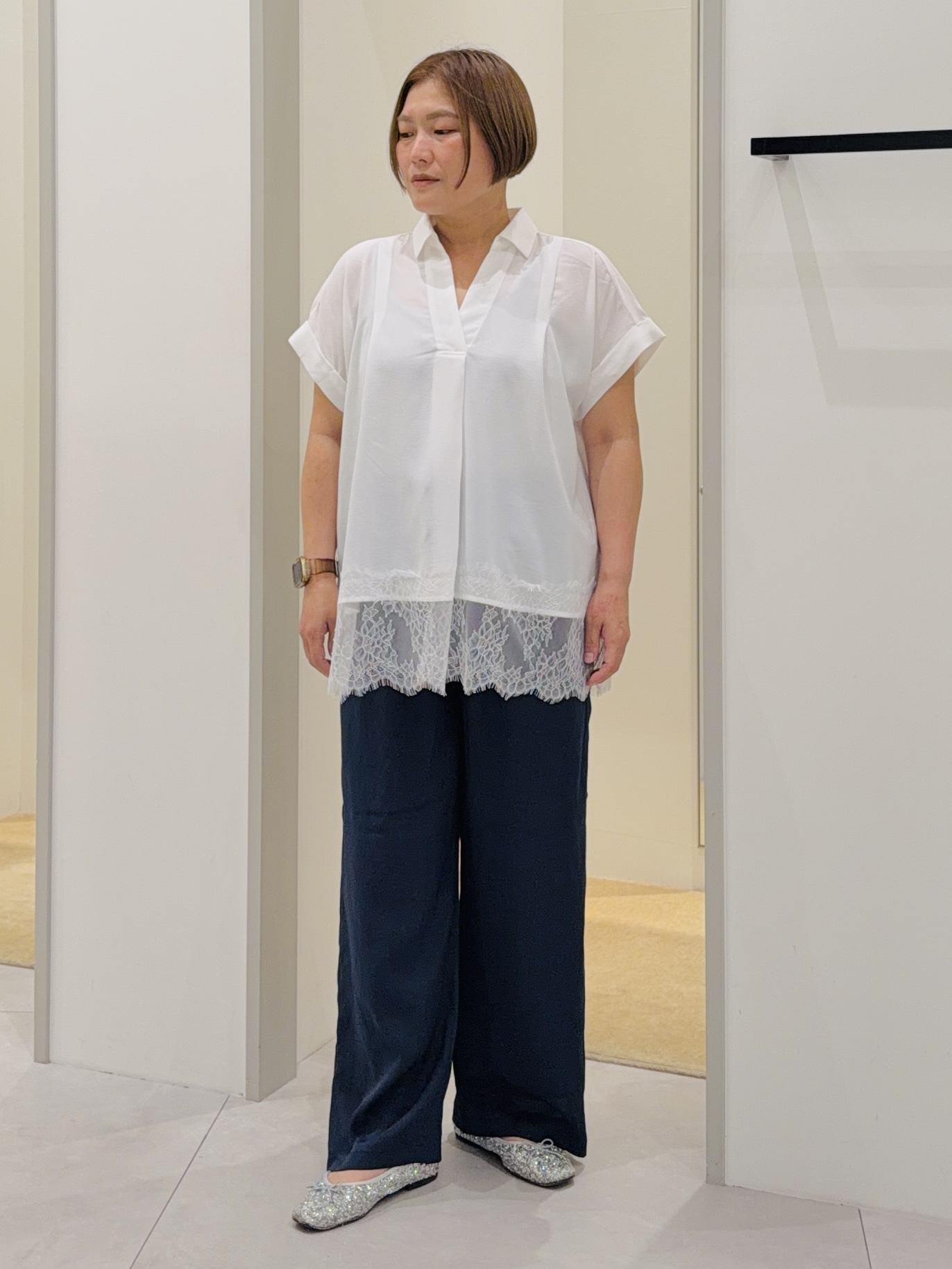 タナさんの「THE SHOP TK｜【ひんやり/体型カバー】裾レース切り替え スキッパーシャツ」を使ったコーディネート