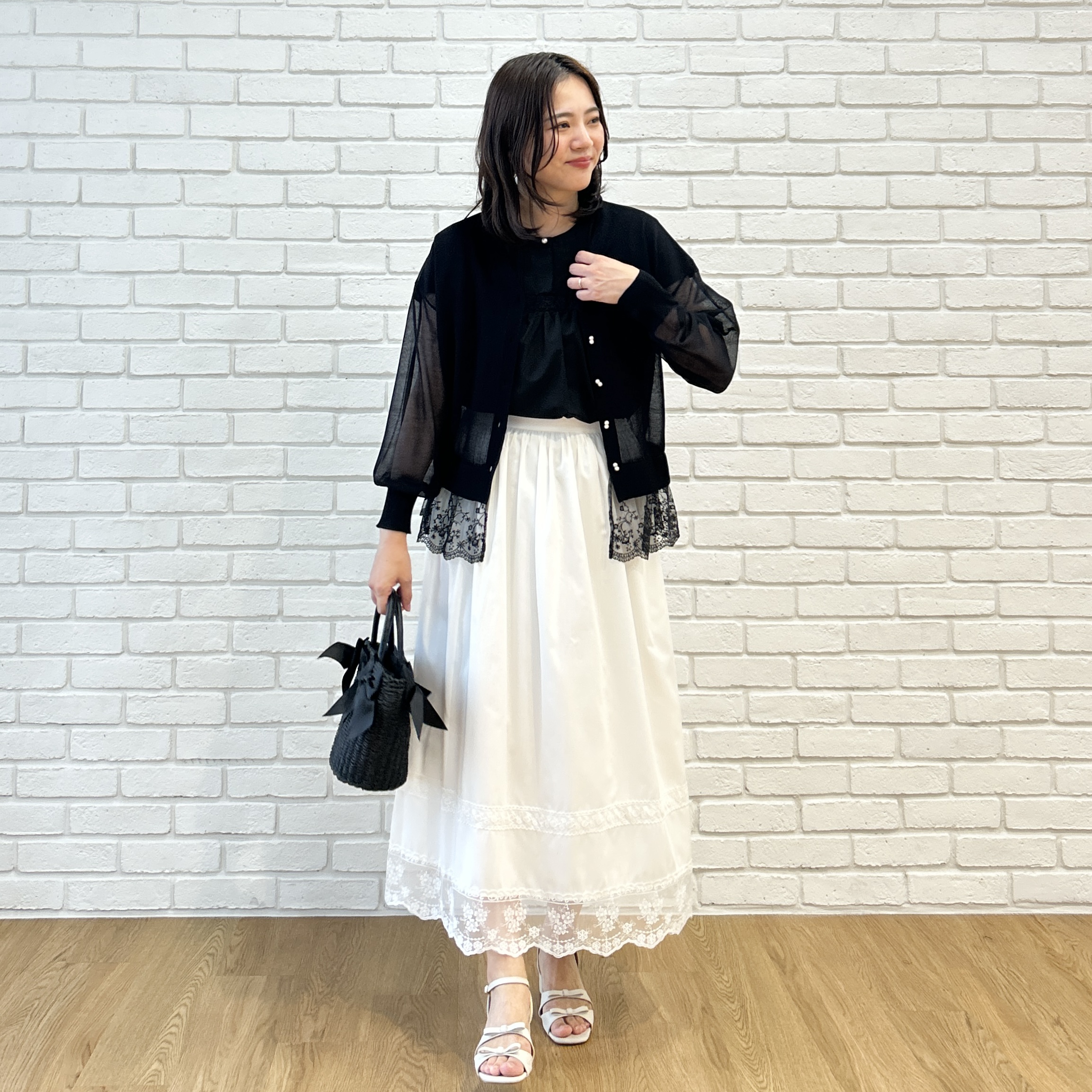 shinoさんの「Couture brooch｜【羽織るだけで華やぐ】レースペプラム付 愛されシアーカーディガン」を使ったコーディネート
