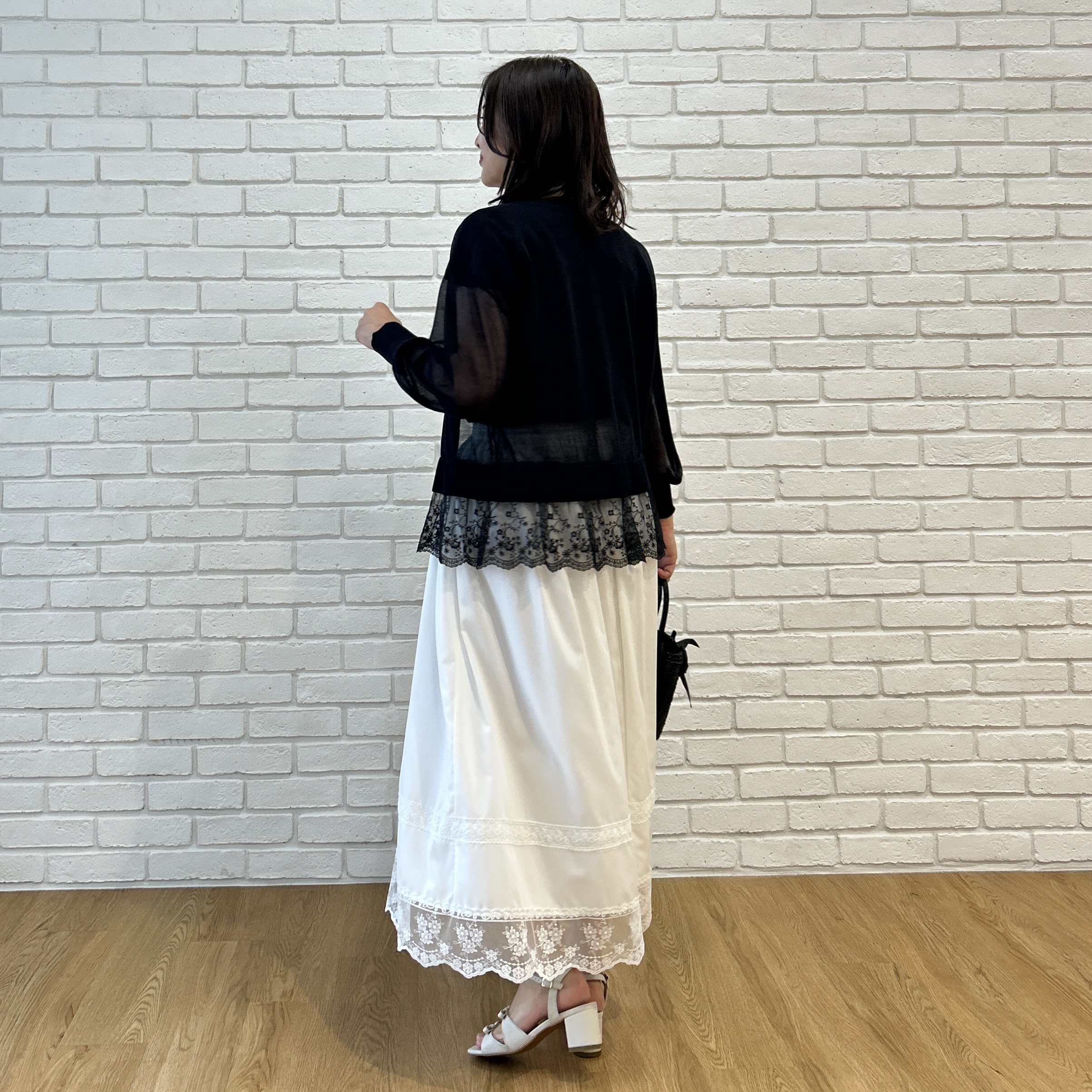 shinoさんの「Couture brooch｜【羽織るだけで華やぐ】レースペプラム付 愛されシアーカーディガン」を使ったコーディネート