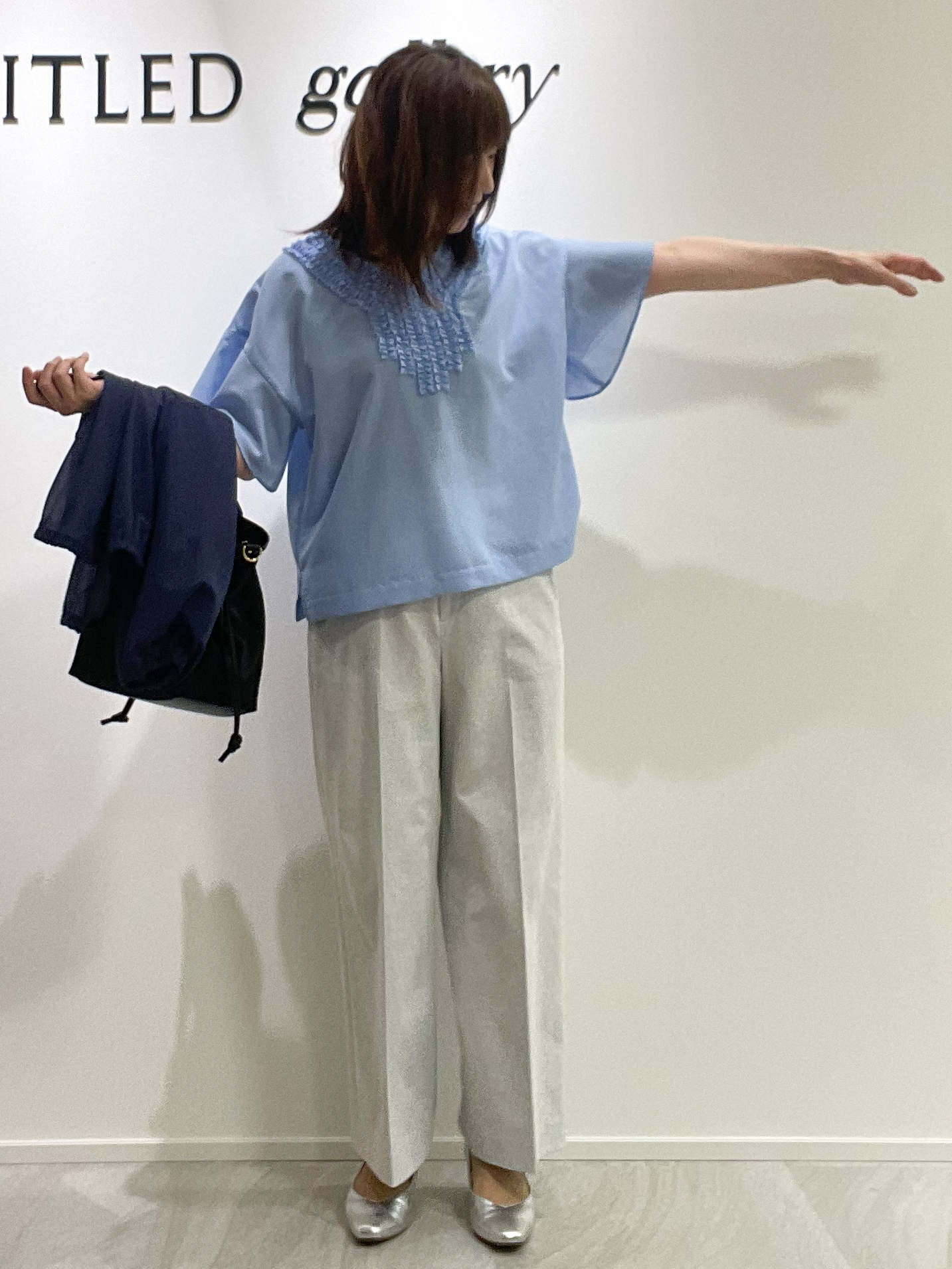 めいさんの「UNTITLED｜【接触冷感/通気性/洗える】Vネックフリルブラウス」を使ったコーディネート