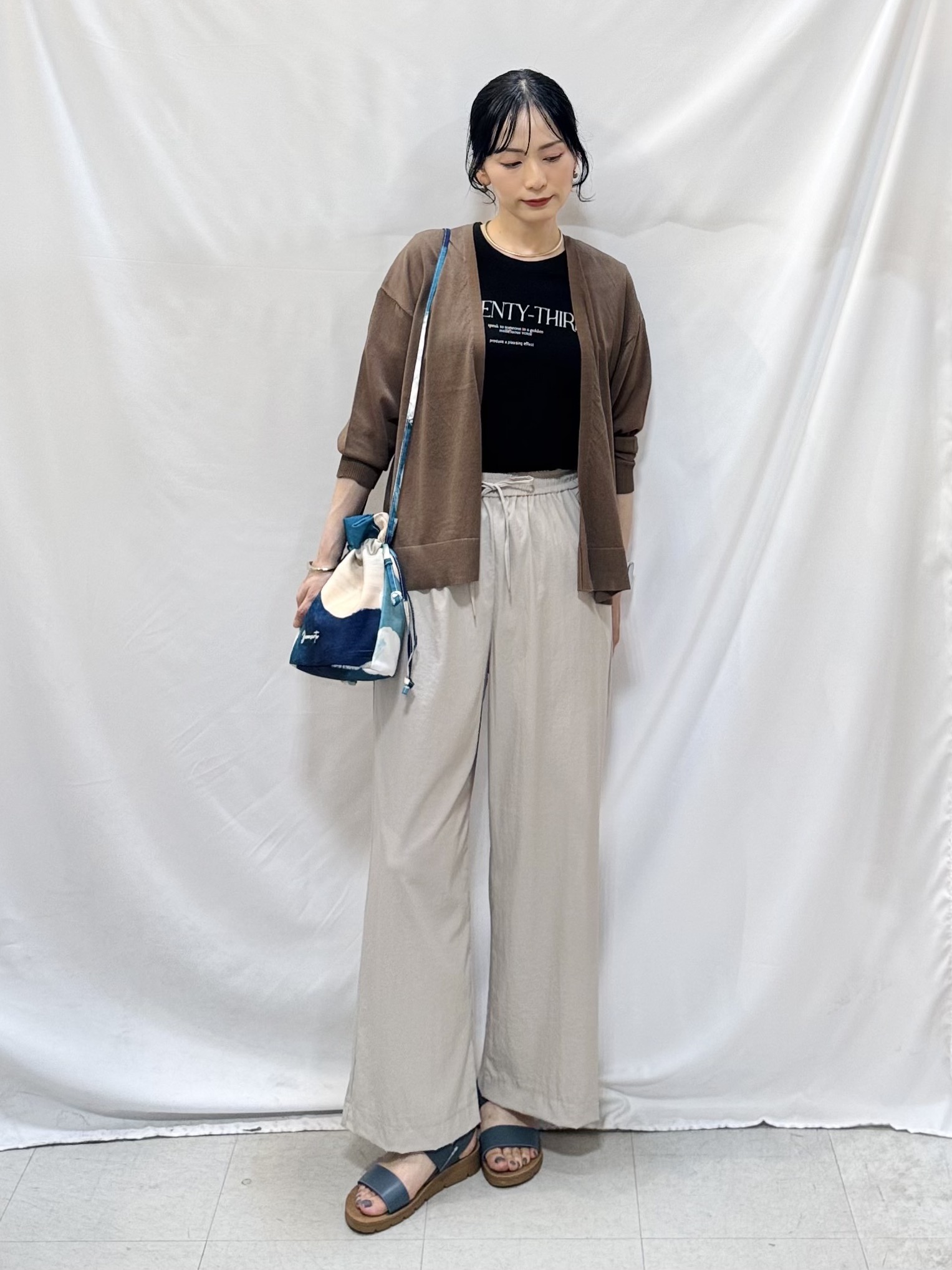 𝐇𝐢𝐫𝐨𝐦𝐢さんの「SHOO･LA･RUE｜【洗濯機可/S-LL】オンにもオフにも マルチに使えるボタンレスカーディガン」を使ったコーディネート