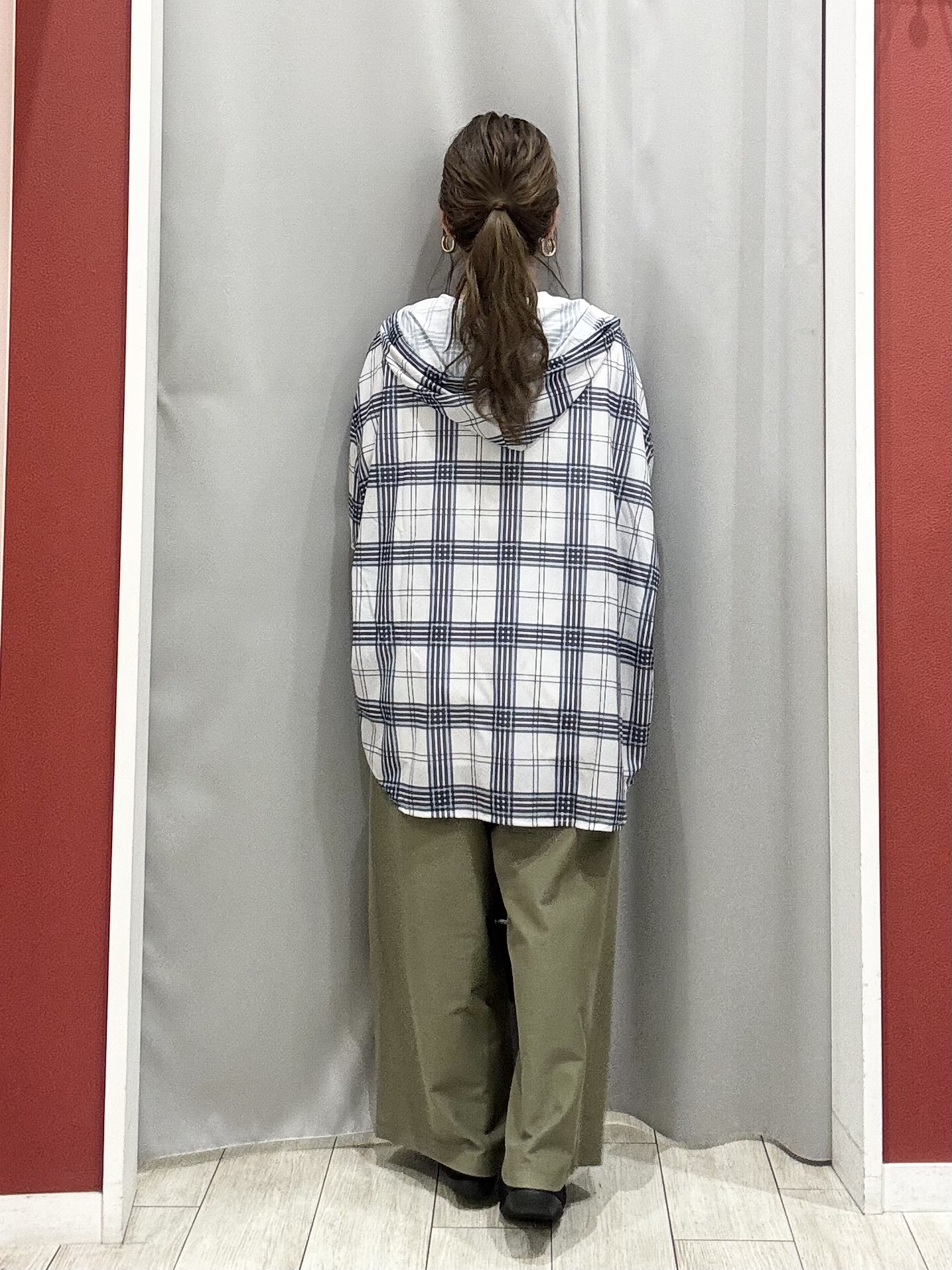 shioさんの「SHOO･LA･RUE｜【洗濯機可/体型カバー】程よい透け感の ゆるシア―シャツパーカ」を使ったコーディネート