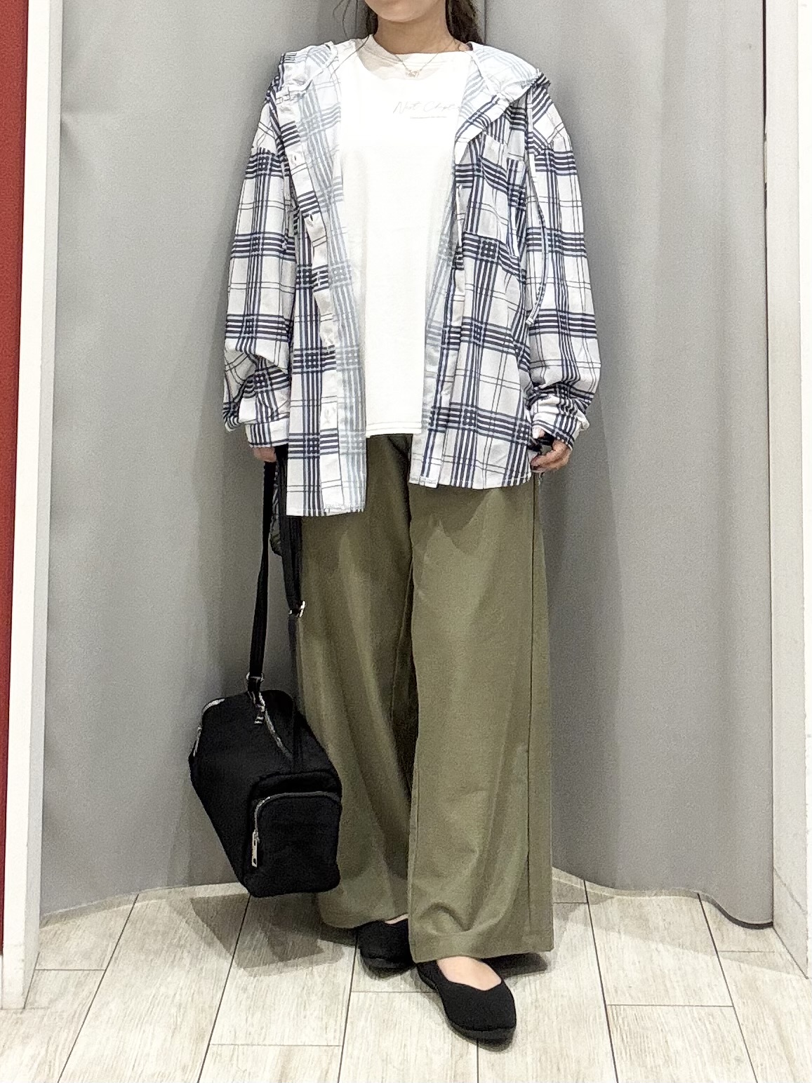 shioさんの「SHOO･LA･RUE｜【洗濯機可/体型カバー】程よい透け感の ゆるシア―シャツパーカ」を使ったコーディネート