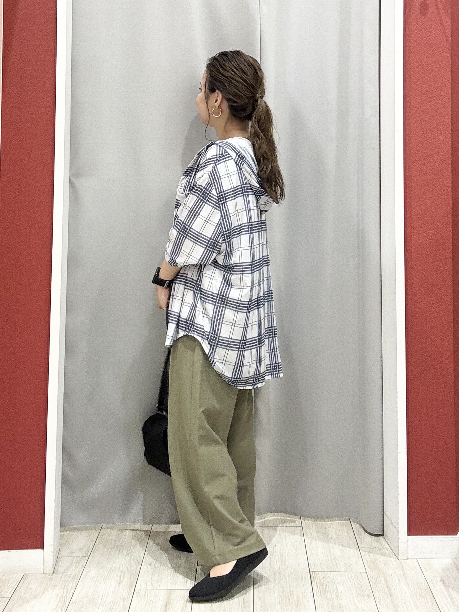 shioさんの「SHOO･LA･RUE｜【洗濯機可/体型カバー】程よい透け感の ゆるシア―シャツパーカ」を使ったコーディネート