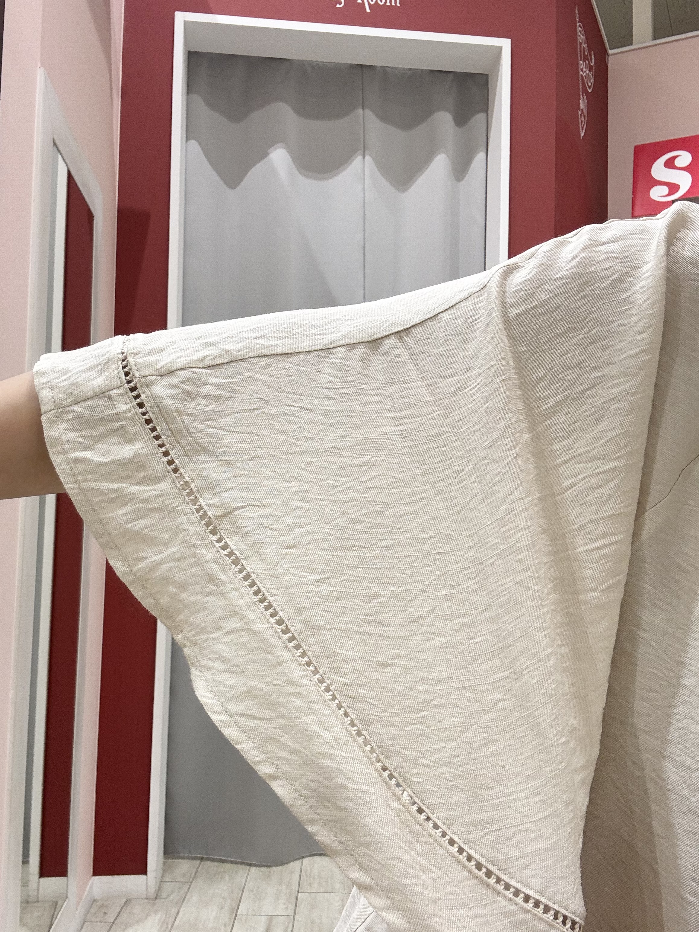 shioさんの「SHOO･LA･RUE｜【S-LL/洗濯機可/体型カバー】はしごレースがポイント スラブポンチョ風ブラウス」を使ったコーディネート