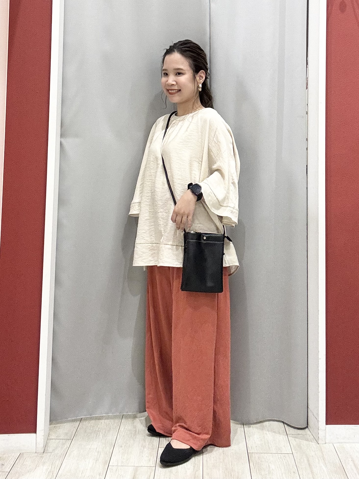 shioさんの「SHOO･LA･RUE｜【S-LL/洗濯機可/体型カバー】はしごレースがポイント スラブポンチョ風ブラウス」を使ったコーディネート