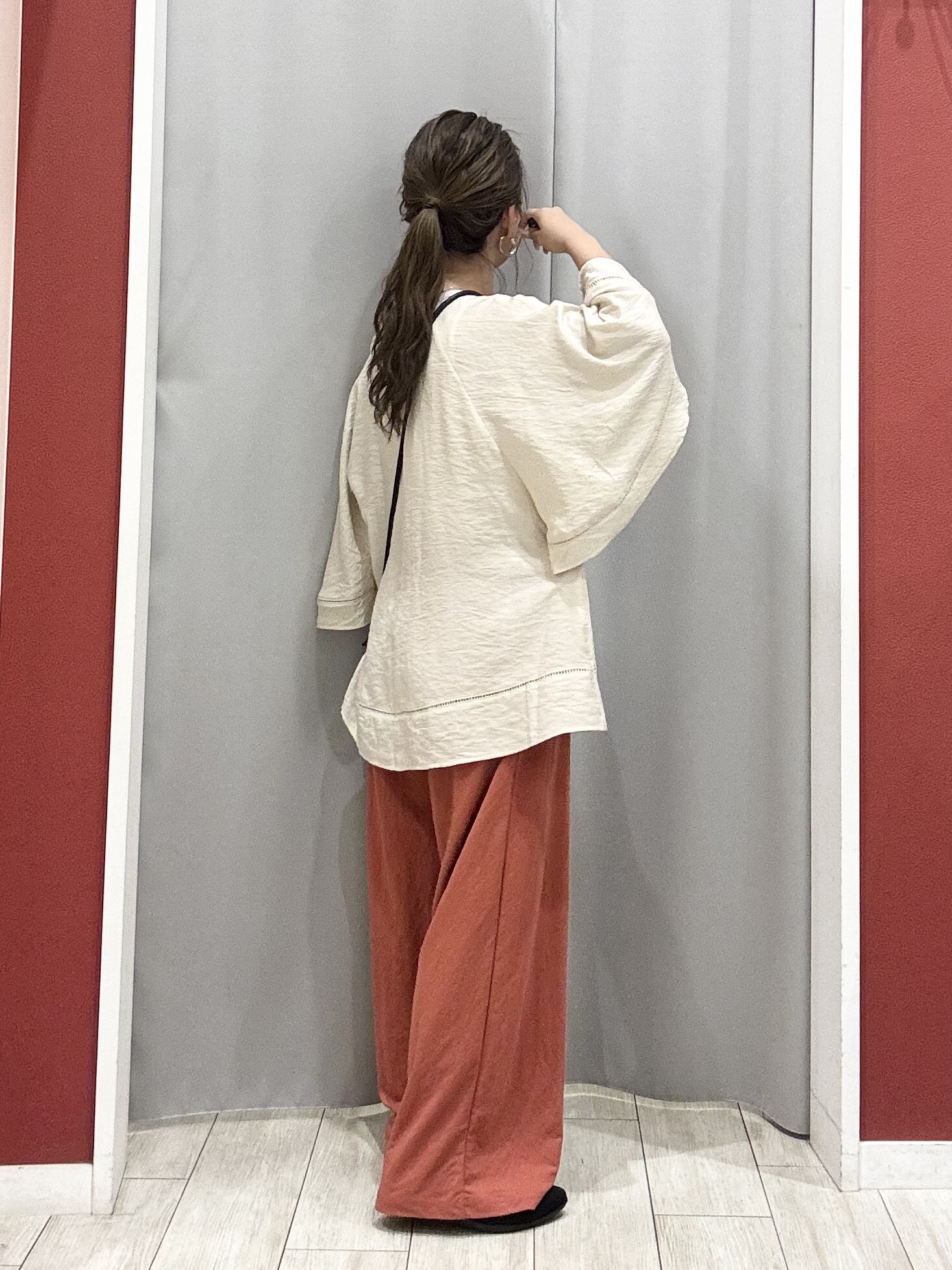 shioさんの「SHOO･LA･RUE｜【S-LL/洗濯機可/体型カバー】はしごレースがポイント スラブポンチョ風ブラウス」を使ったコーディネート