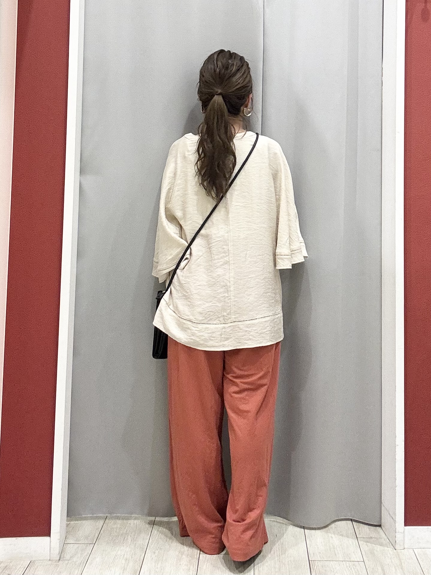 shioさんの「SHOO･LA･RUE｜【S-LL/洗濯機可/体型カバー】はしごレースがポイント スラブポンチョ風ブラウス」を使ったコーディネート