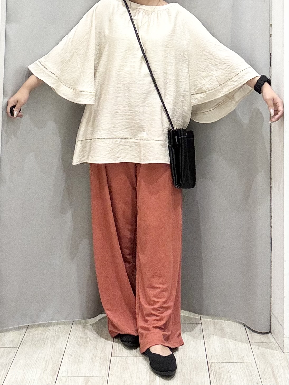 shioさんの「SHOO･LA･RUE｜【S-LL/洗濯機可/体型カバー】はしごレースがポイント スラブポンチョ風ブラウス」を使ったコーディネート
