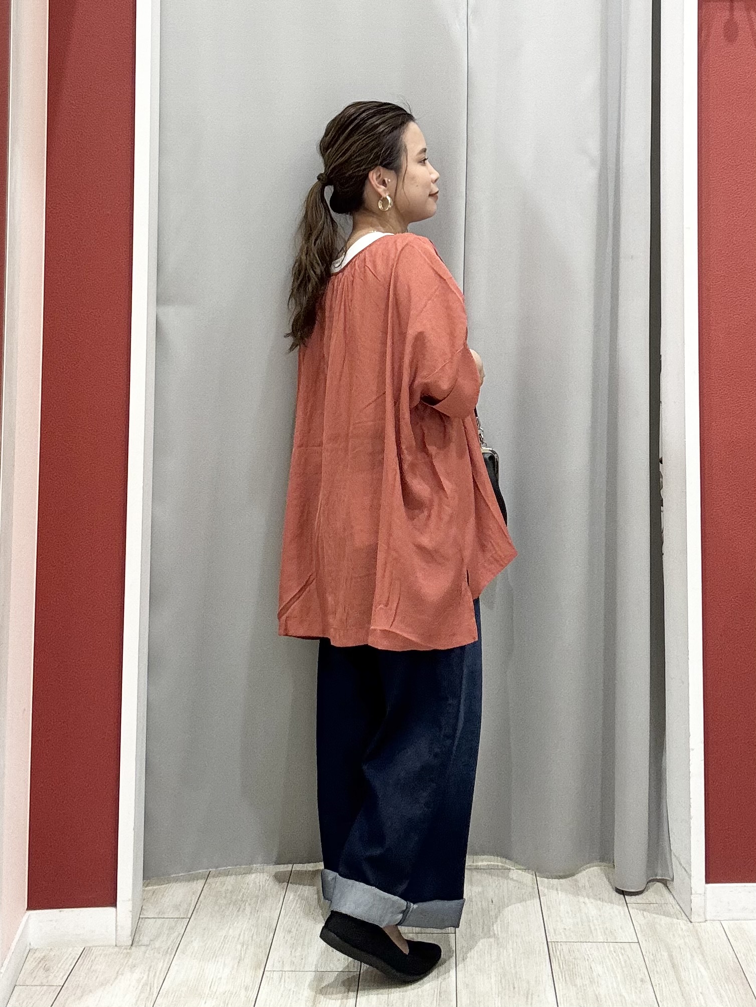 shioさんの「SHOO･LA･RUE｜【2点セット/洗濯機可】大人の抜け感 インせず決まるリボン付きブラウス＆タンクトップ」を使ったコーディネート