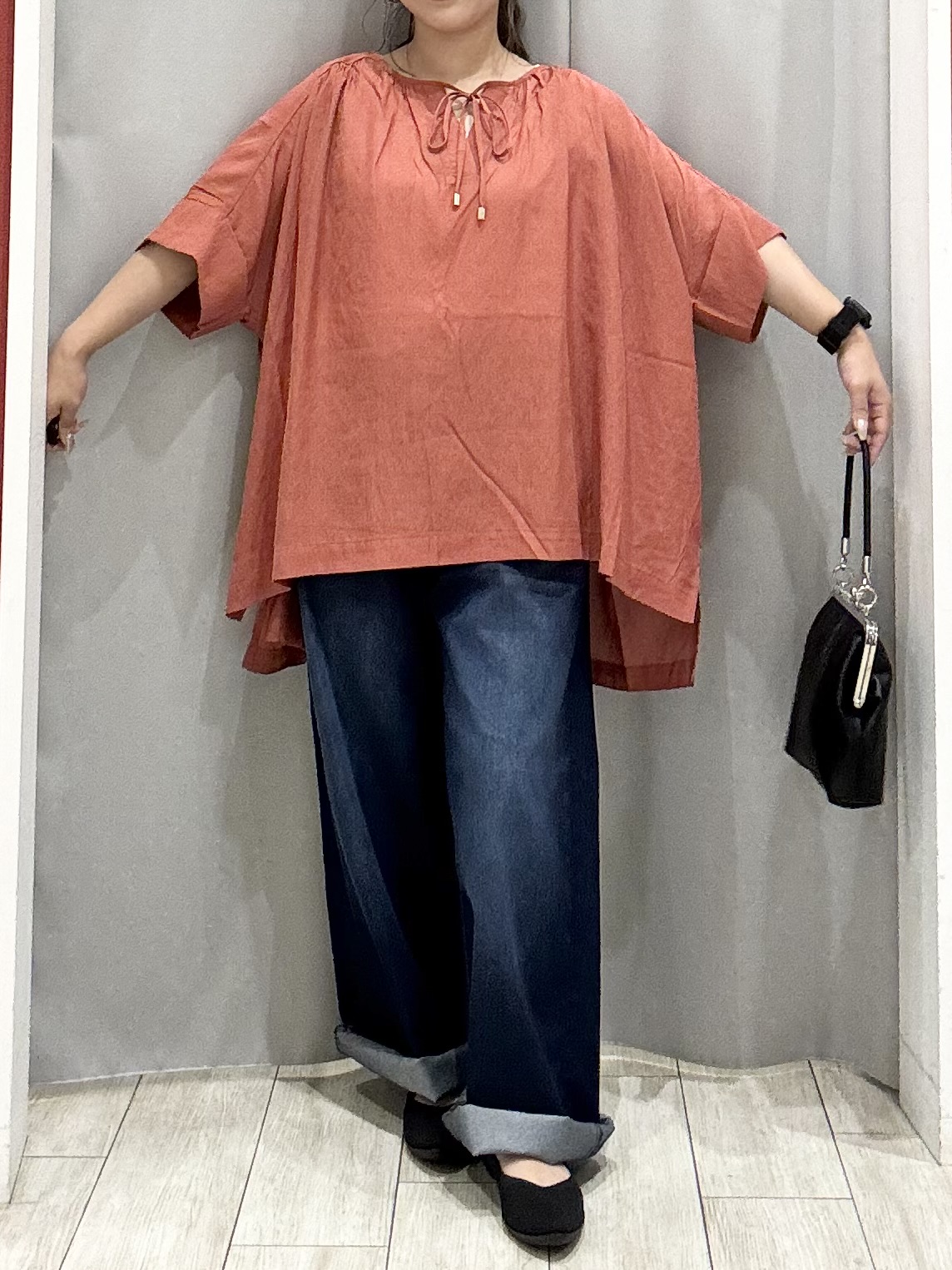 shioさんの「SHOO･LA･RUE｜【2点セット/洗濯機可】大人の抜け感 インせず決まるリボン付きブラウス＆タンクトップ」を使ったコーディネート