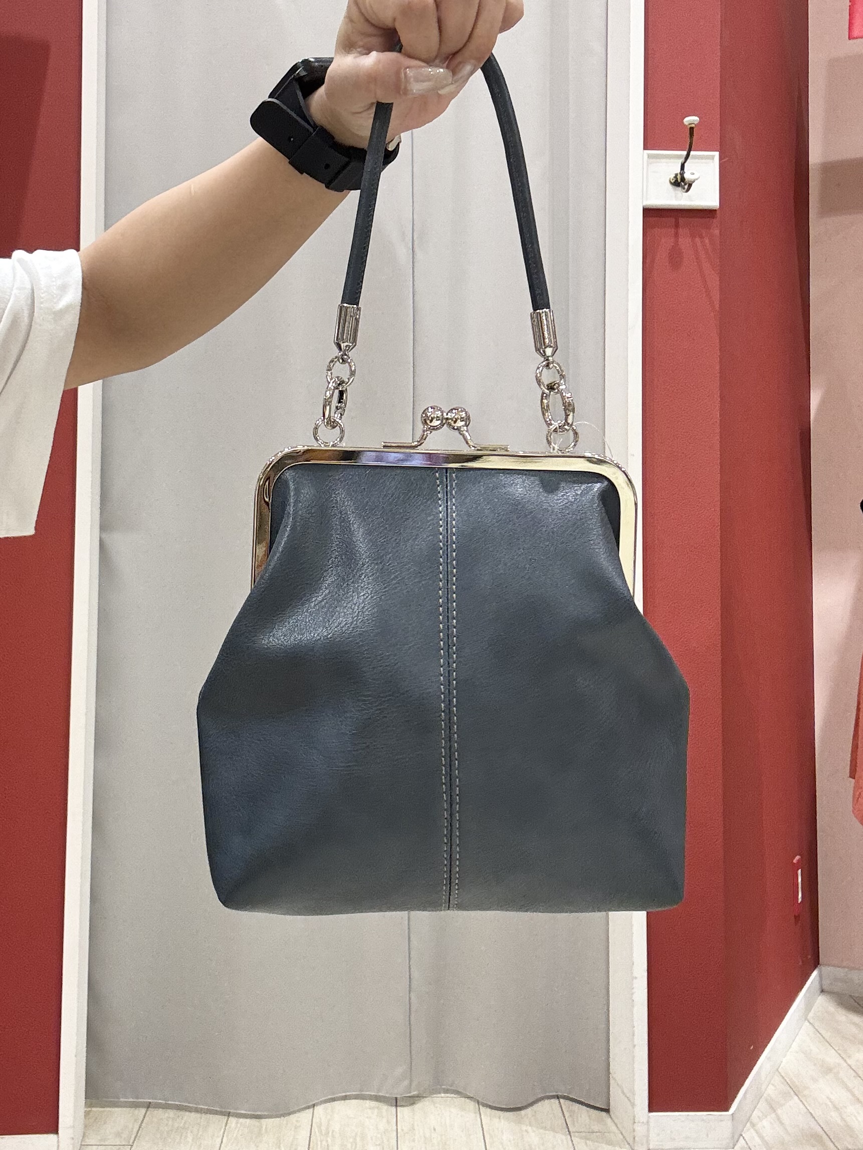 shioさんの「SHOO･LA･RUE｜【2点セット/体型カバー】瞬間レイヤードコーデが完成 クロシェ編みベスト+ロゴT」を使ったコーディネート