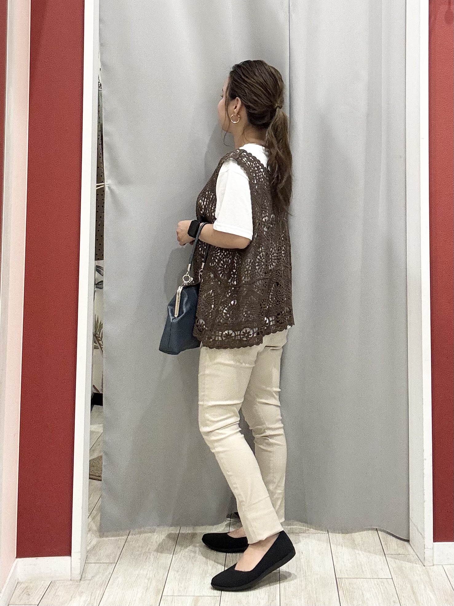 shioさんの「SHOO･LA･RUE｜【2点セット/体型カバー】瞬間レイヤードコーデが完成 クロシェ編みベスト+ロゴT」を使ったコーディネート